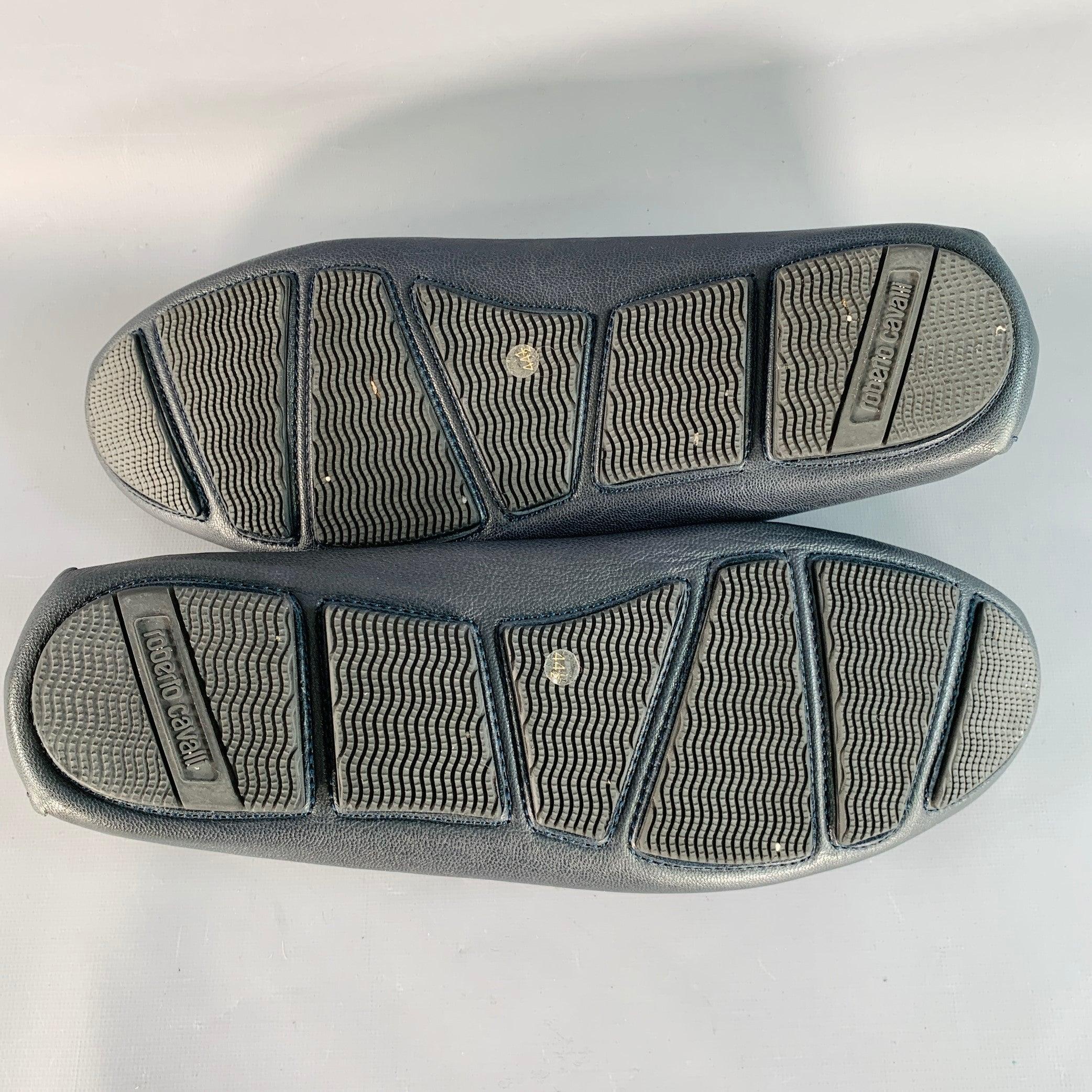 ROBERTO Cavalli Size 11.5 Navy Silver Logo Embroidery Leather Drivers Loafers en vente 1