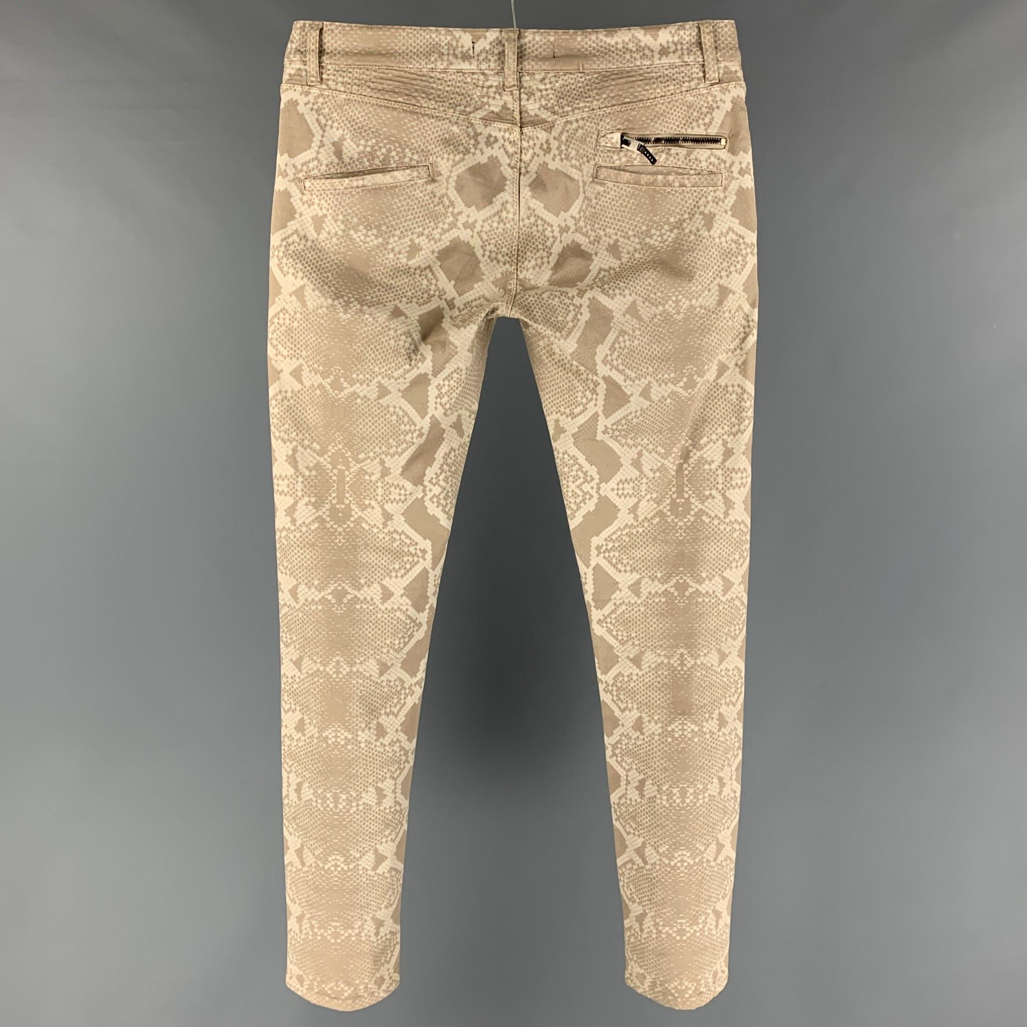 ROBERTO CAVALLI jeans comes in a beige snake skin cotton featuring a skinny fit, button fly, and a slide button closure. Made in Italy. 

Very Good Pre-Owned Condition. Light discoloration at front.
Marked: 31

Measurements:

Waist: 32 in.
Rise: 9