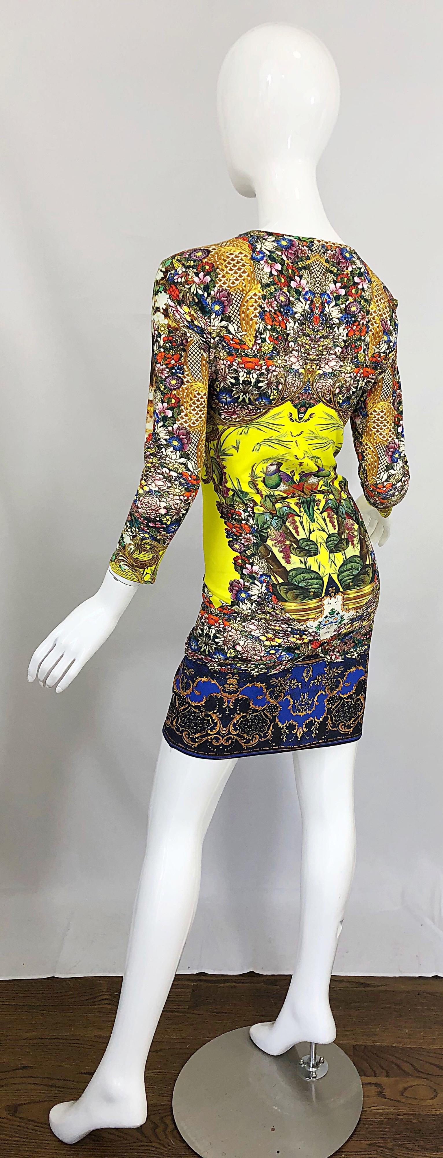 Roberto Cavalli Size 42 / US 6 - 8 Yellow Novelty Bird Print 3/4 Sleeve Dress For Sale 3