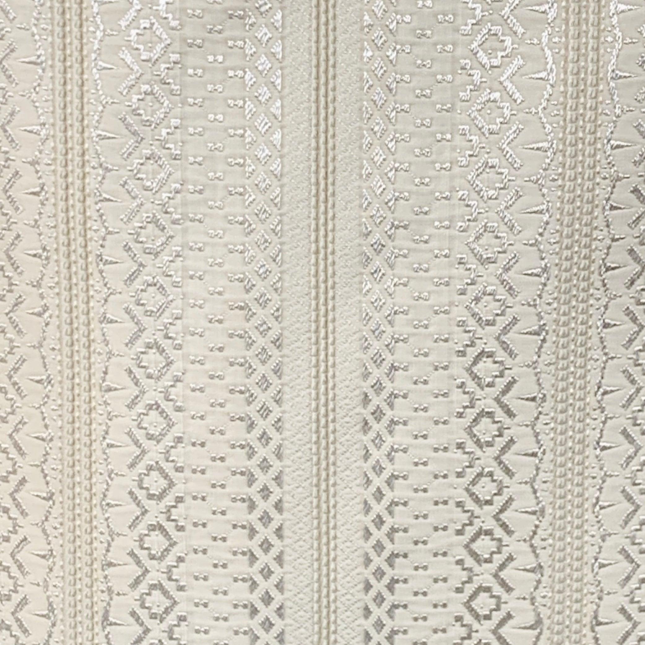 Cappotto sportivo Roberto Cavalli
in jacquard di misto cotone color crema e argento metallizzato con motivo geometrico, rever a lancia, spacco posteriore e chiusura a due bottoni. Made in Italy. Eccellente condizione di usato. 

Contrassegnato:   IT