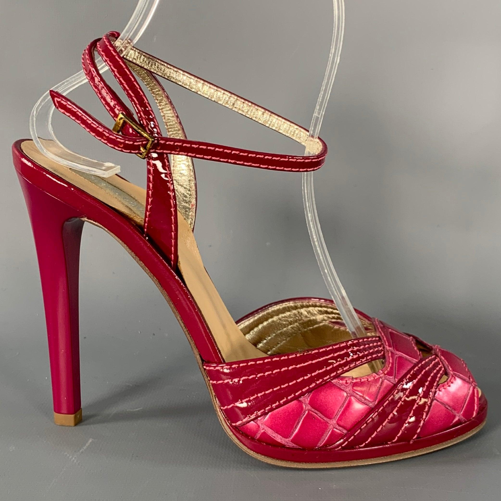 Sandales à plateforme ROBERTO Cavalli
en cuir verni embossé de serpent rose, avec un peep toe et une bride à la cheville. Fait en Italie. Livré avec sa boîte. Très bon état. Signes d'usure sur les semelles. 

Marqué :   36 

Mesures : 
  Talon : 4.5