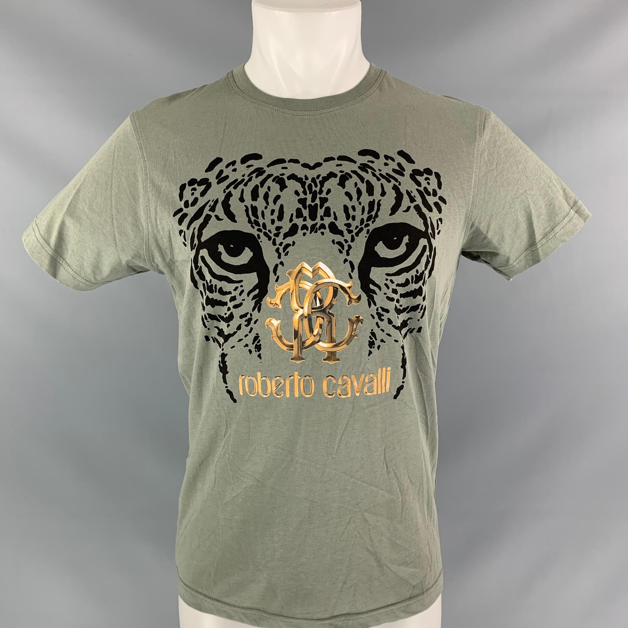 La camiseta de manga corta ROBERTO CAVALLI se presenta en algodón de color oliva, con un gráfico de ojos de leopardo negro en la parte delantera central y cuello redondo.

Nuevo con etiqueta.
Marcado: M

Medidas:

Hombro 18 pulg.
Pecho: 43