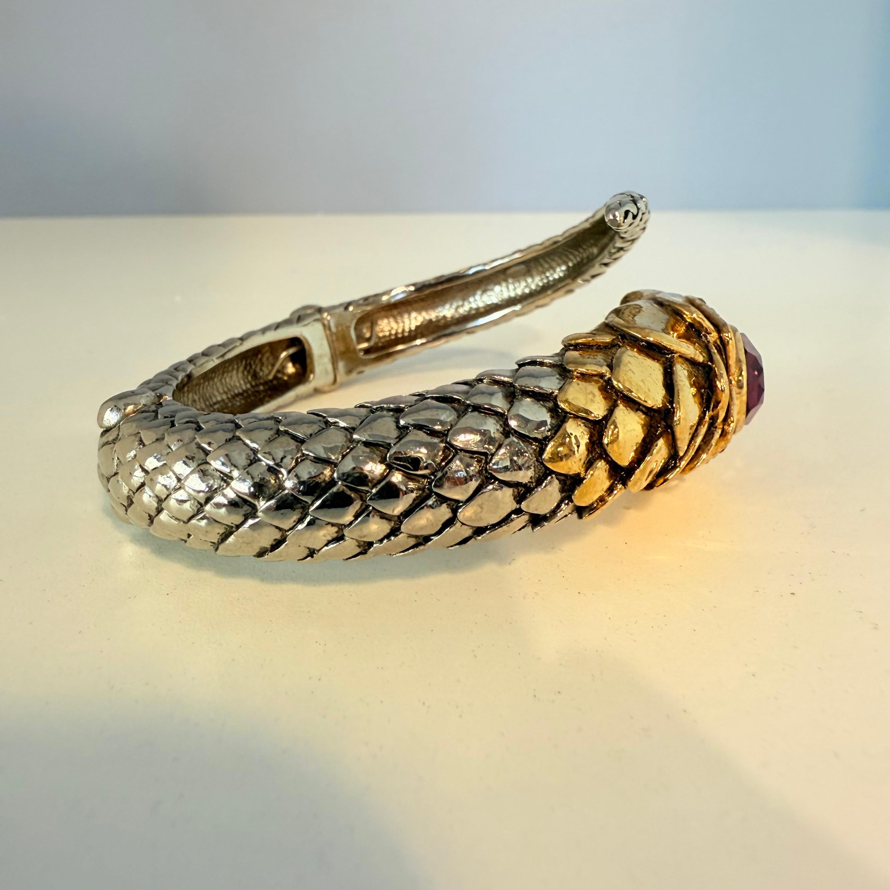Increíble brazalete de serpiente de Roberto Cavalli
Metal dorado y plateado
Strass
Piedra parecida a la amatista
Muñeca cm 16,5 aproximadamente (6,49 pulgadas)
Envío exprés a todo el mundo incluido en el precio

 