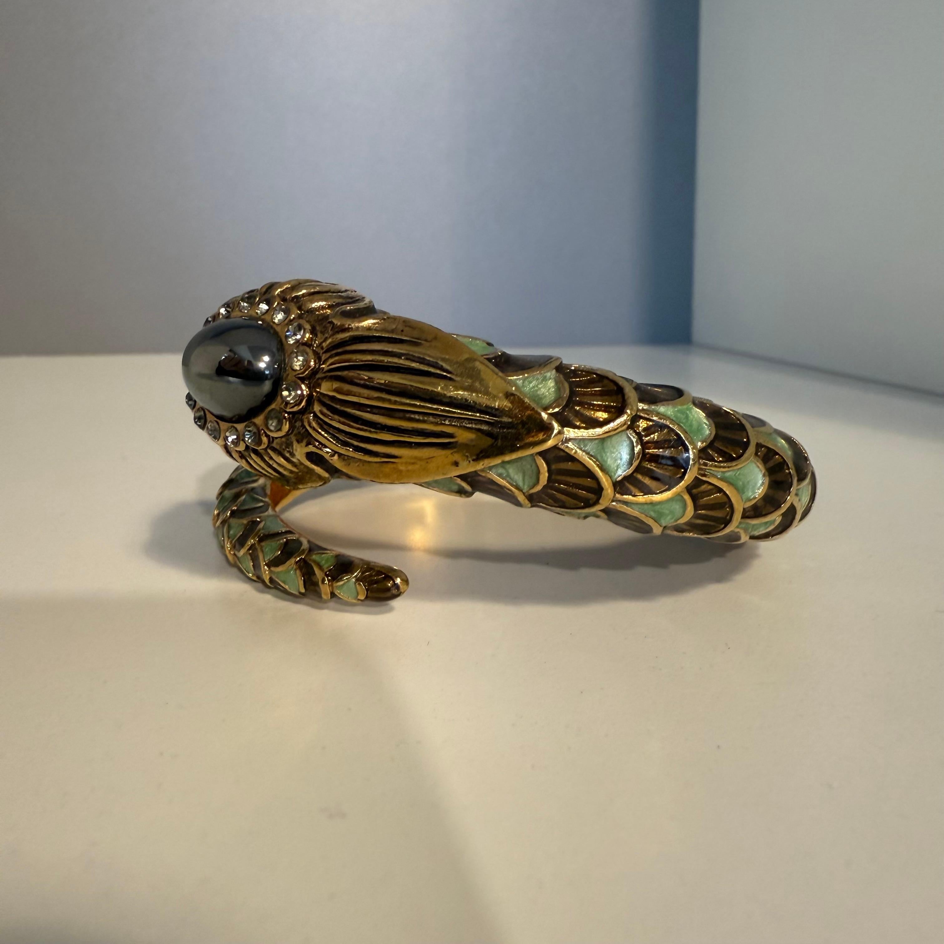 Étonnant bracelet en serpent de Roberto Cavalli
Laiton doré
Émail vert menthe
Rhinestones
Décoration dorée et argentée comme une fausse perle
Fermeture au printemps
Poignet cm 16,5 environ (6,49 inches)
Livraison express mondiale incluse dans le