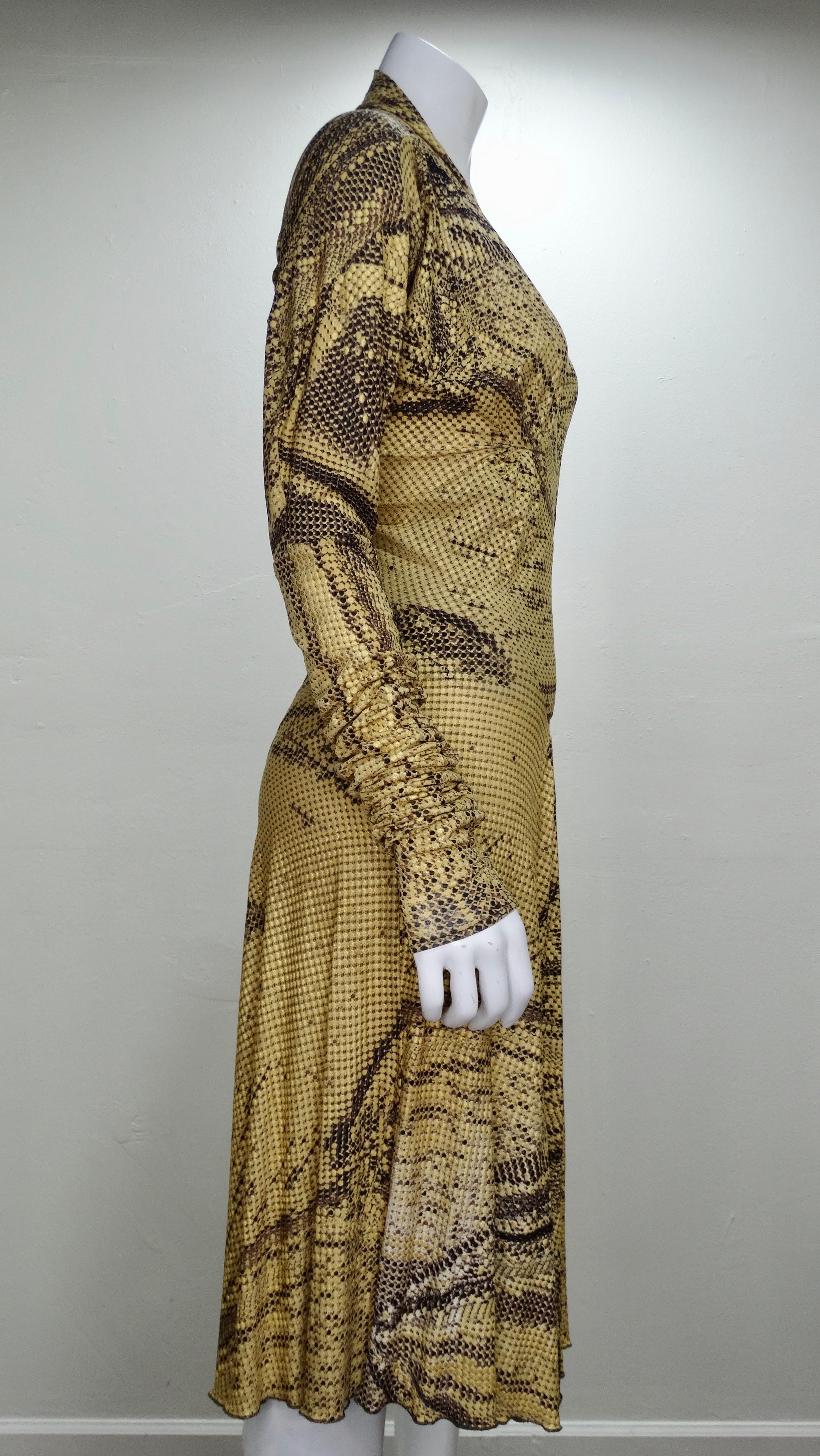 Incroyable robe des années 2000 de l'emblématique designer Roberto Cavalli ! Robe moulante à imprimé serpent avec finition métallique dorée, fermeture éclair dorée sur le devant, jupe légèrement plissée offrant un grand mouvement et manches longues