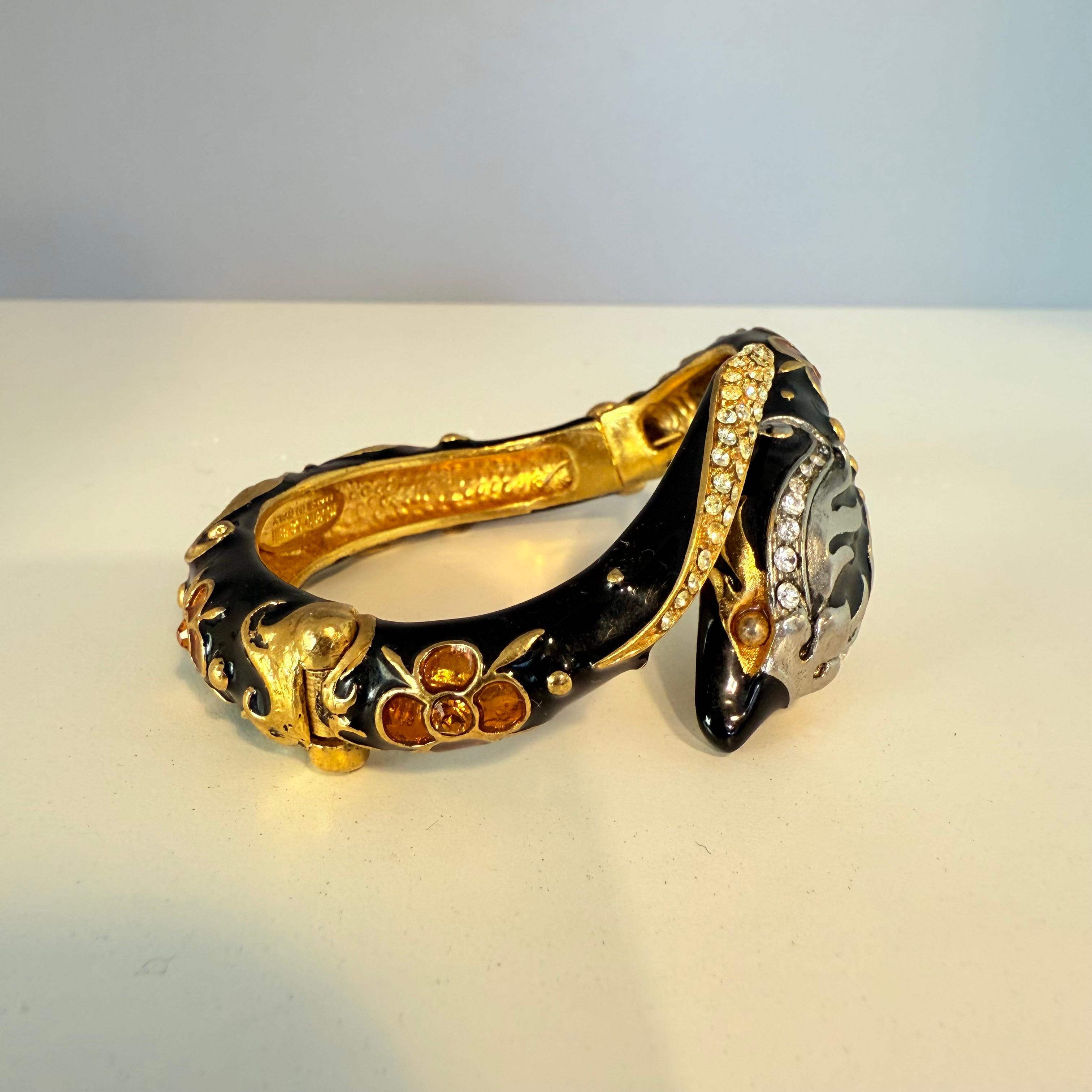 Étonnant bracelet en serpent de Roberto Cavalli
Métal noir
Décoration dorée et argentée
Poignet cm 16,5 environ (6,49 inches)
Livraison express mondiale incluse dans le prix !

 
