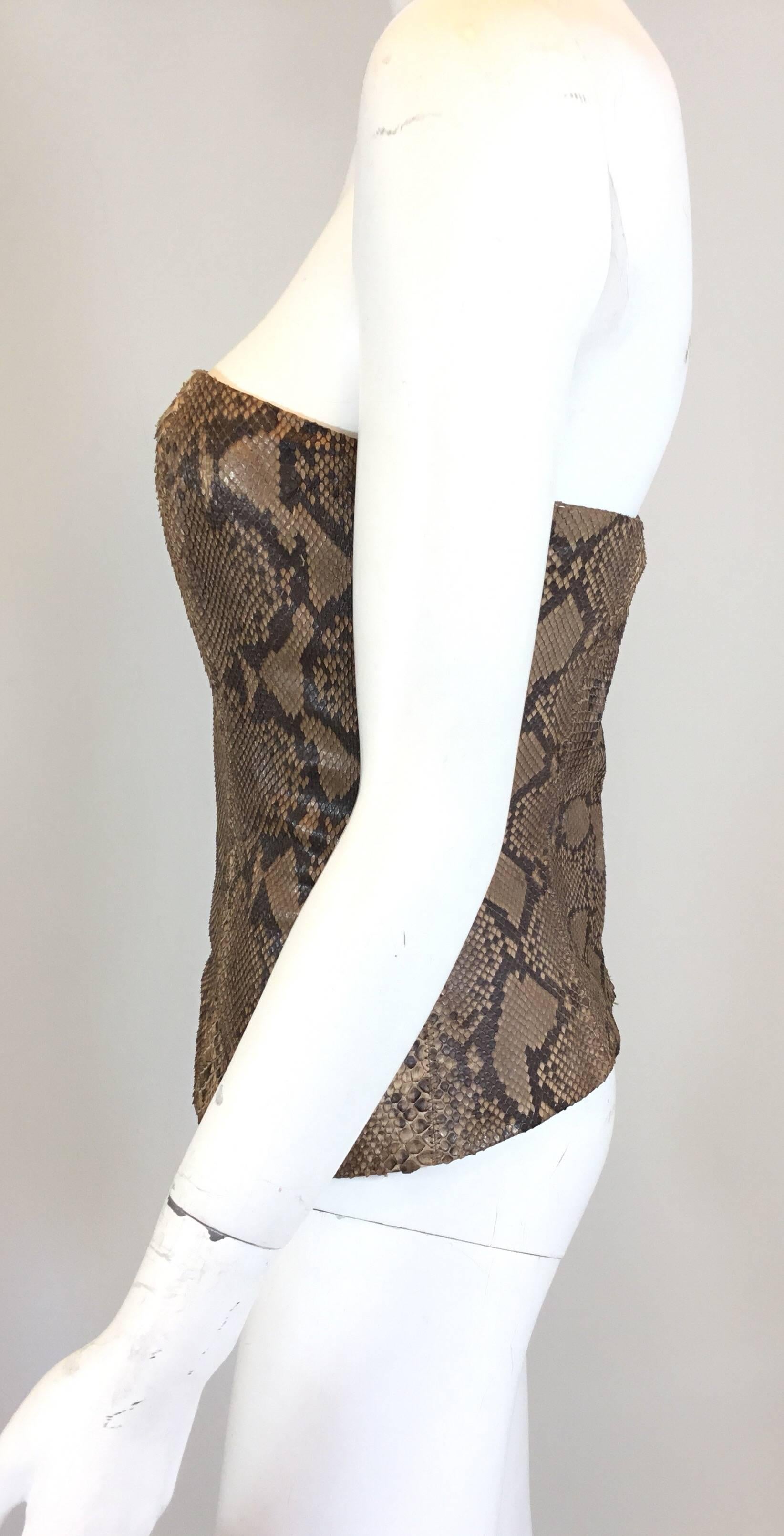 Roberto Cavalli snakeskin bustier strapless top in brown snake skin features a back zipper closure and is fully lined. Top is labeled a size 40/8. Cavalli 40 ia about a US 4/6. Measurements are as follows:

Bust- 33''
Waist- 28''
Length- 11.5''