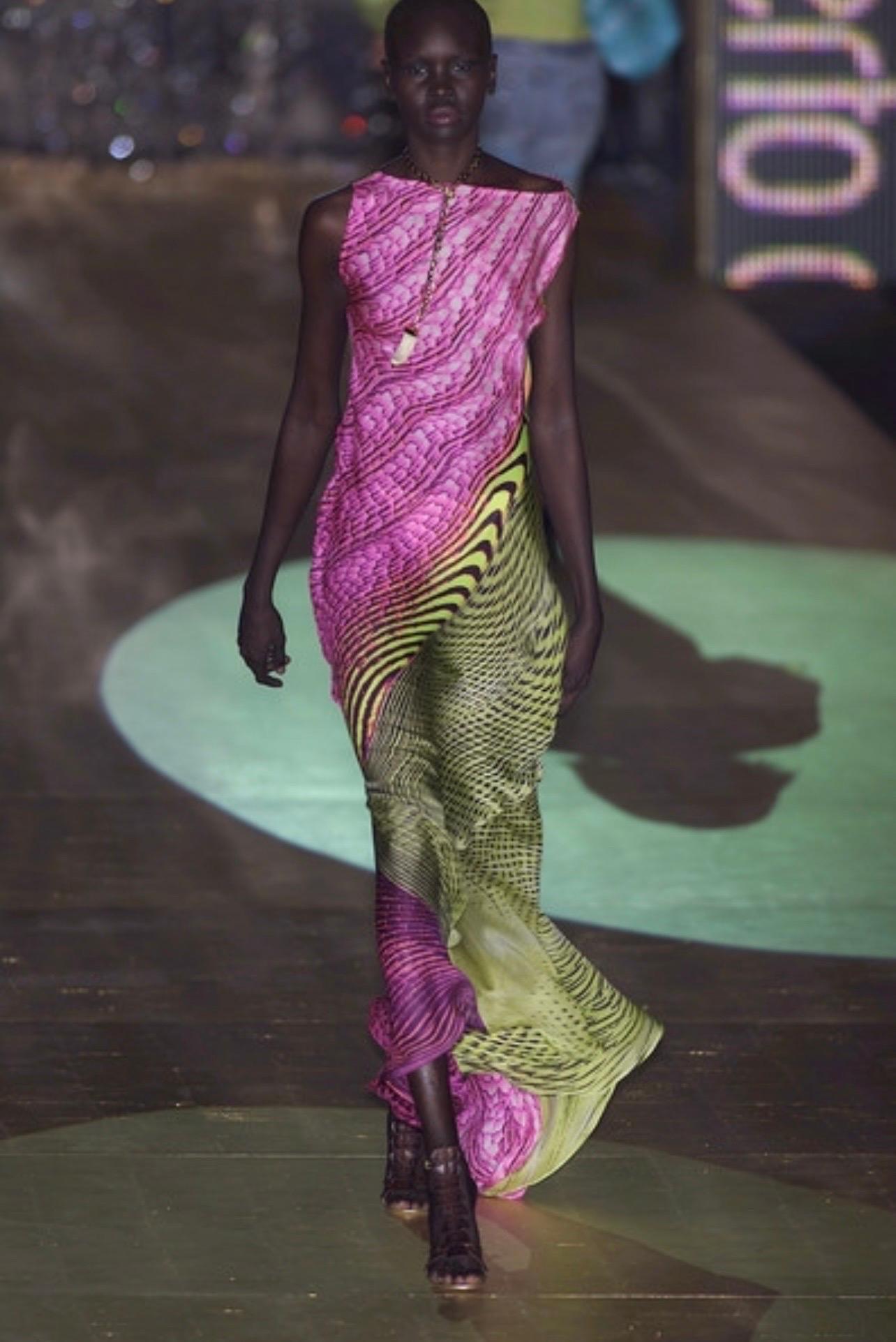 As seen on the runway on Alek Wek and on Mariacarla Boscono on the campaign of the iconic Spring 2001 collection.

100% printed silk.

Size Small, fits true to size. 

Excellent vintage condition.