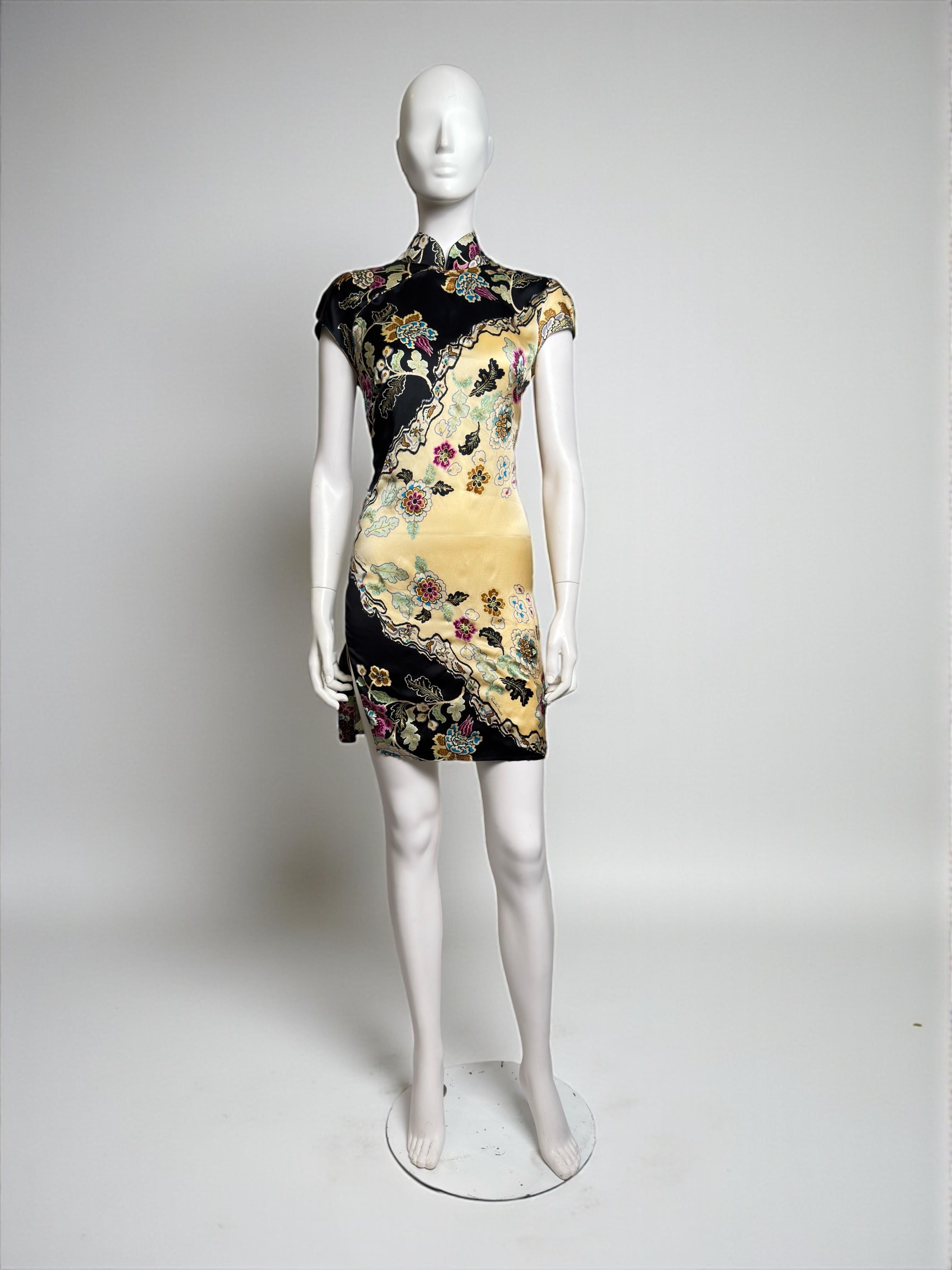 Beige Roberto Cavalli Spring 2003 Chinoiserie Cheongsam soie jaune Mini robe en vente