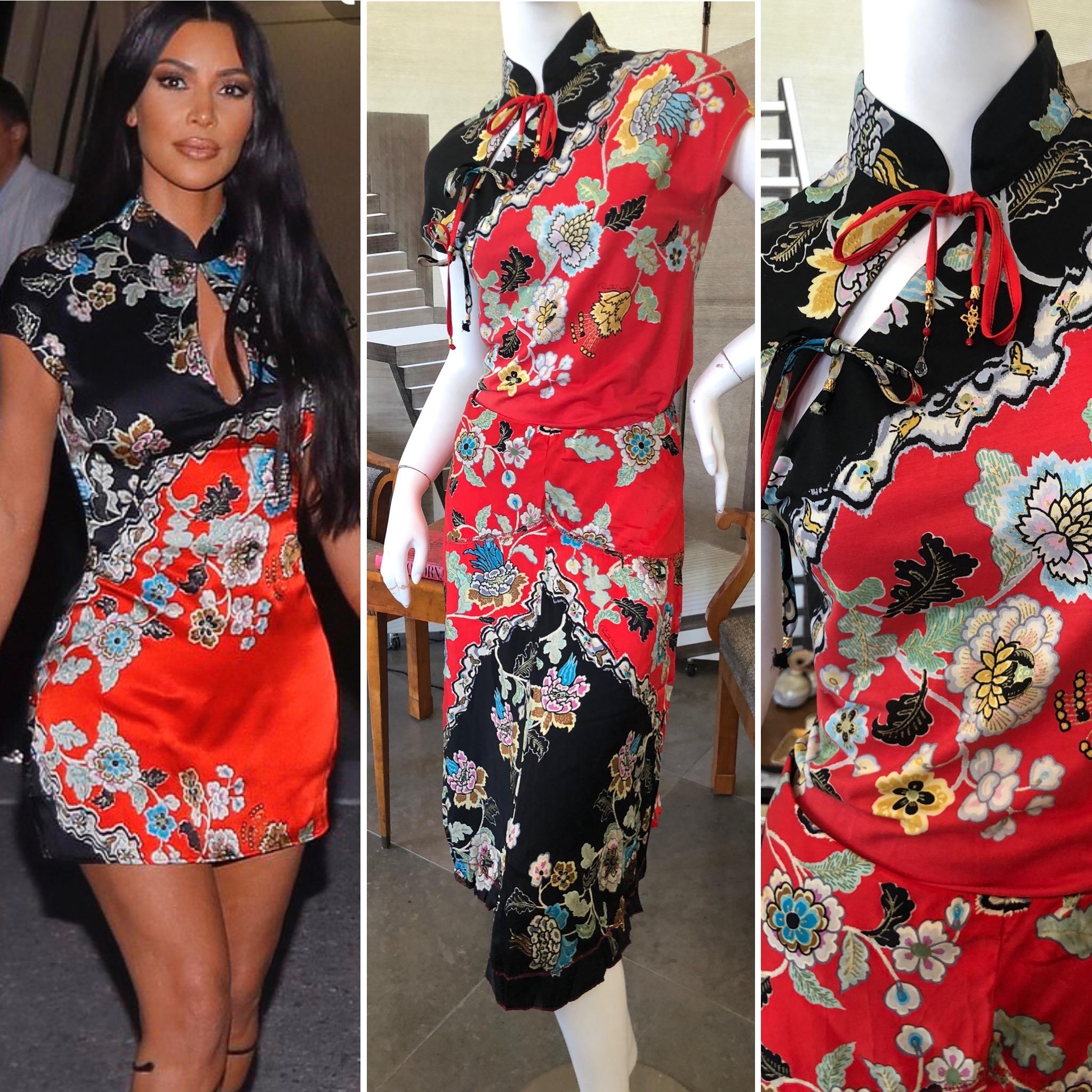 Roberto Cavalli Frühjahr 2003 Seide Cheongsam Style Floral Top und Rock.
Das Oberteil hat einen Verschluss im Cheongsam-Stil.
Ich präsentiere ihn mit dem Rock verkehrt herum, so ist er bunter.
Ich zeige es auf dem letzten Foto mit dem Rock, der von