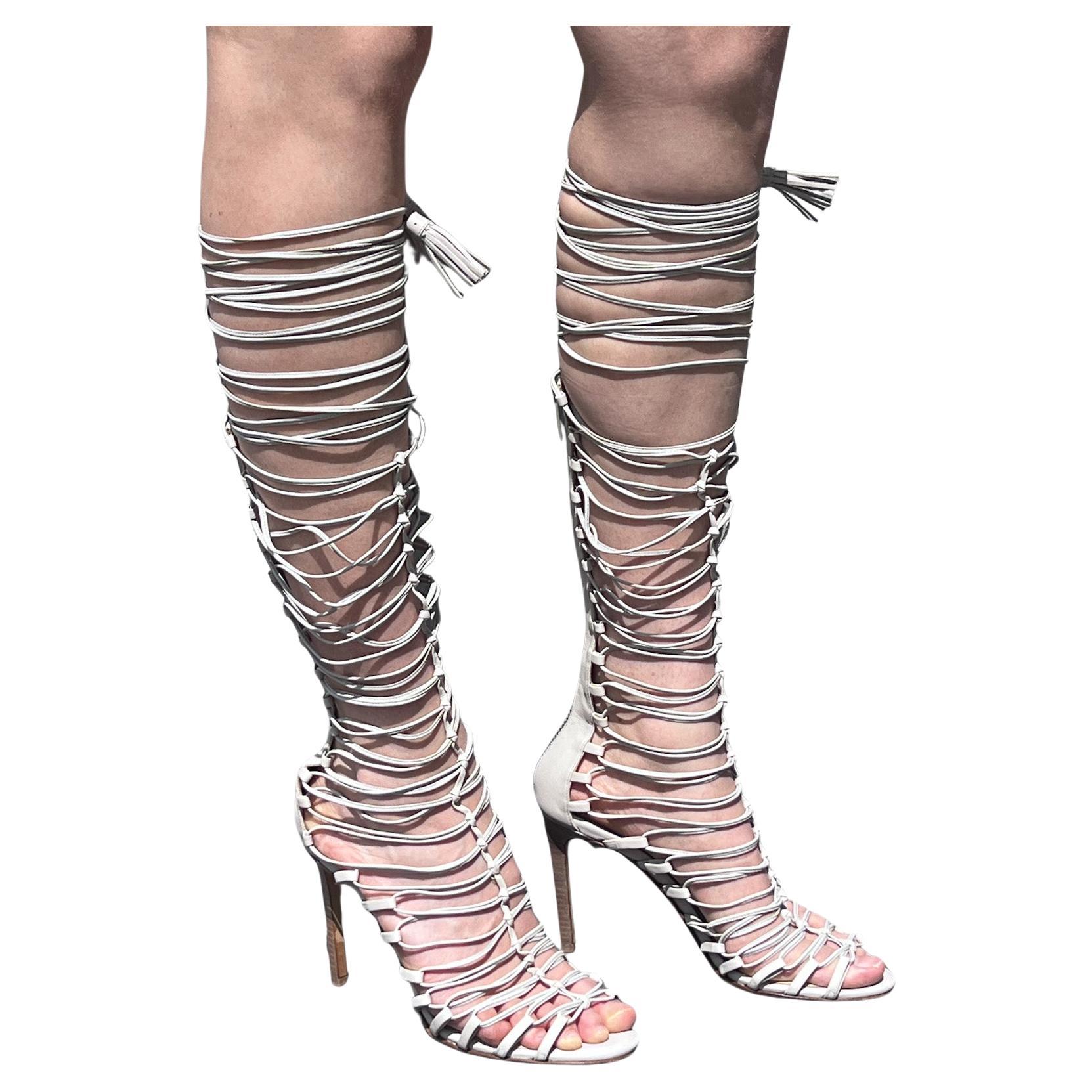 Roberto Cavalli Spring 2014 Runway Knee-High Gladiator Heels in Ivory Leather (talons gladiateurs à hauteur de genoux en cuir ivoire). Bon état - En vente à Berlin, DE