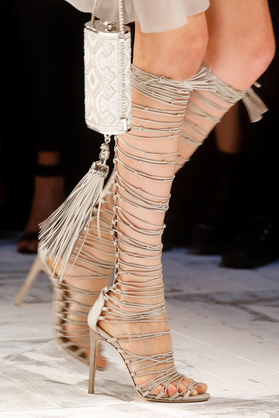Roberto Cavalli Spring 2014 Runway Knee-High Gladiator Heels in Ivory Leather (talons gladiateurs à hauteur de genoux en cuir ivoire). en vente 2