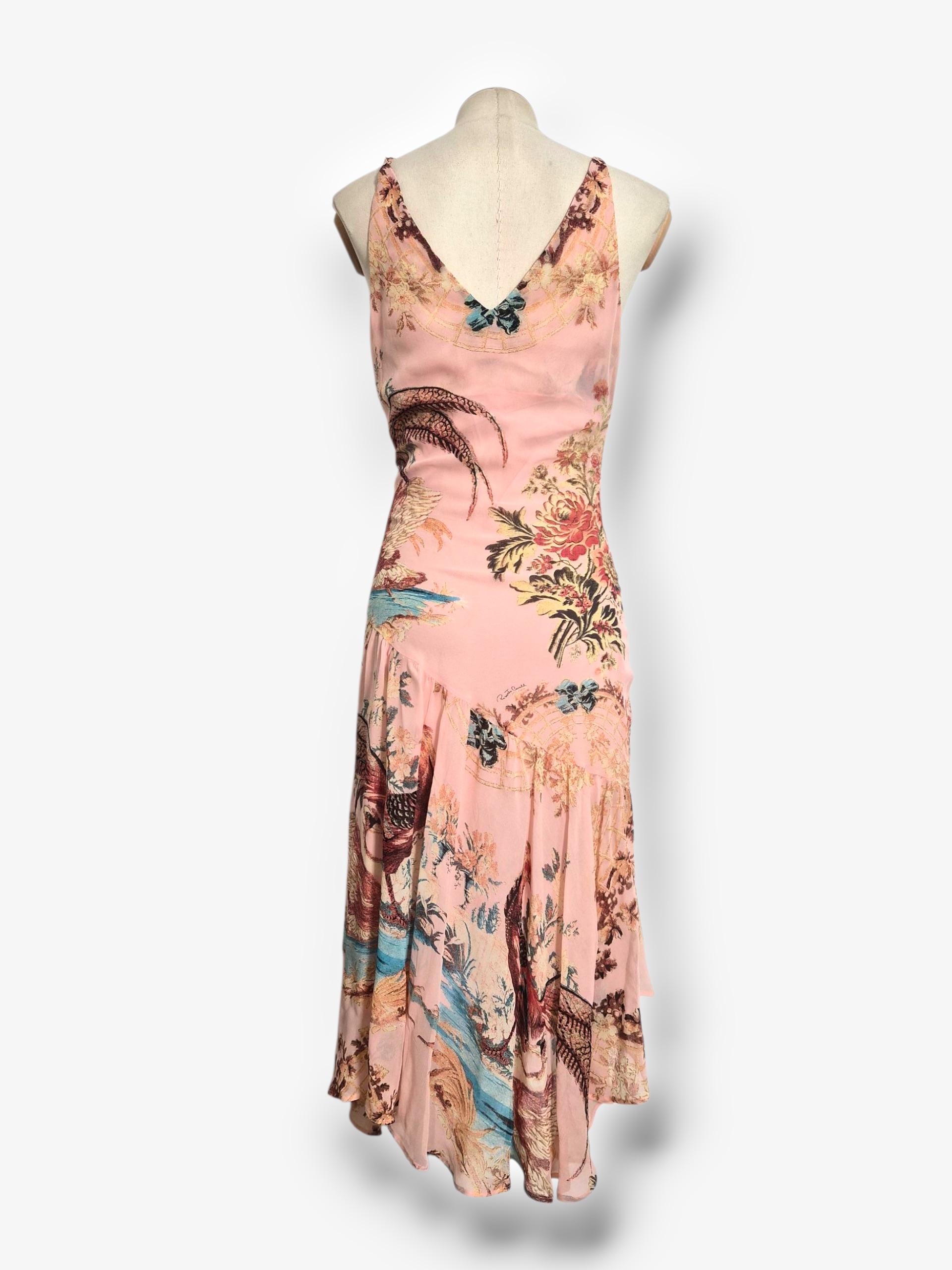 Ein atemberaubendes Seidenslip-Kleid aus der Roberto Cavalli Frühjahr/Sommer 2003 Kollektion, gefertigt in einem zarten Rosé-Ton und verziert mit einem der bekanntesten Prints der Saison. Der Stoff zeigt die für Cavalli typischen romantischen