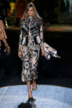 Vestido largo de encaje de seda con estampado de flores y mariposas de Roberto Cavalli, colección Primavera-Verano 2006