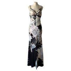 Vestido largo de encaje de seda con estampado de flores y mariposas de Roberto Cavalli, colección Primavera-Verano 2006