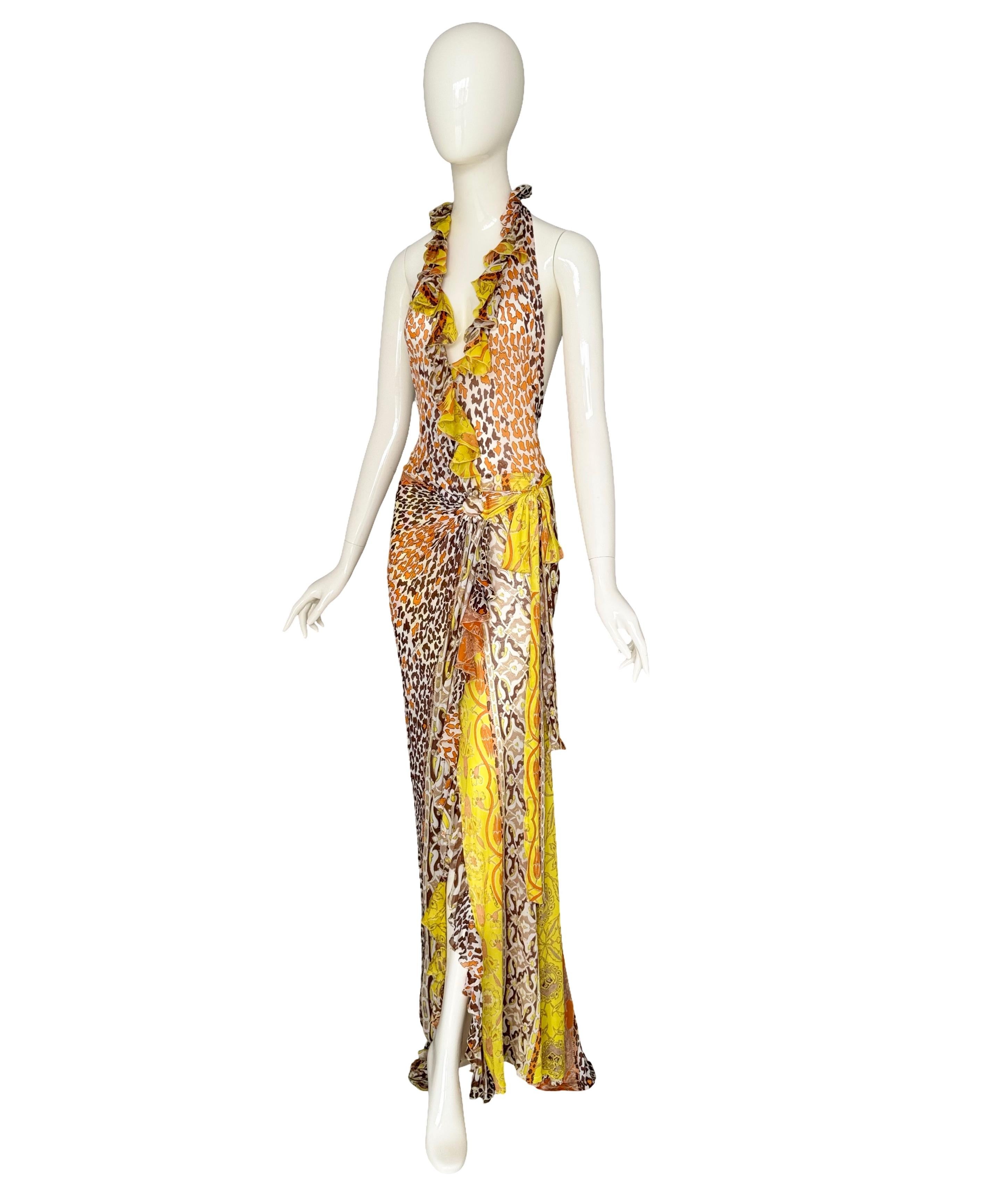 Roberto Cavalli Vintage Frühjahr/Sommer 2006 Collection Seidenjersey Trägerkleid 

Dieses auffällige Neckholder-Kleid von Roberto Cavalli stammt aus der Kollektion Frühjahr/Sommer 2006. Es ist aus luxuriöser, leichter 100%iger Seide gefertigt und