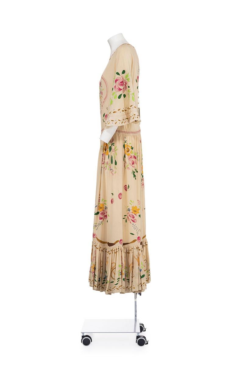 Robe longue de Roberto Cavalli, printemps-été 2008, peinte à la main.
Ourlet et manches froncés.
Deux poches latérales.
Boutons et fermeture éclair au dos.
Neuf, jamais porté.
L'étiquette de composition est manquante, il semble qu'il s'agisse de