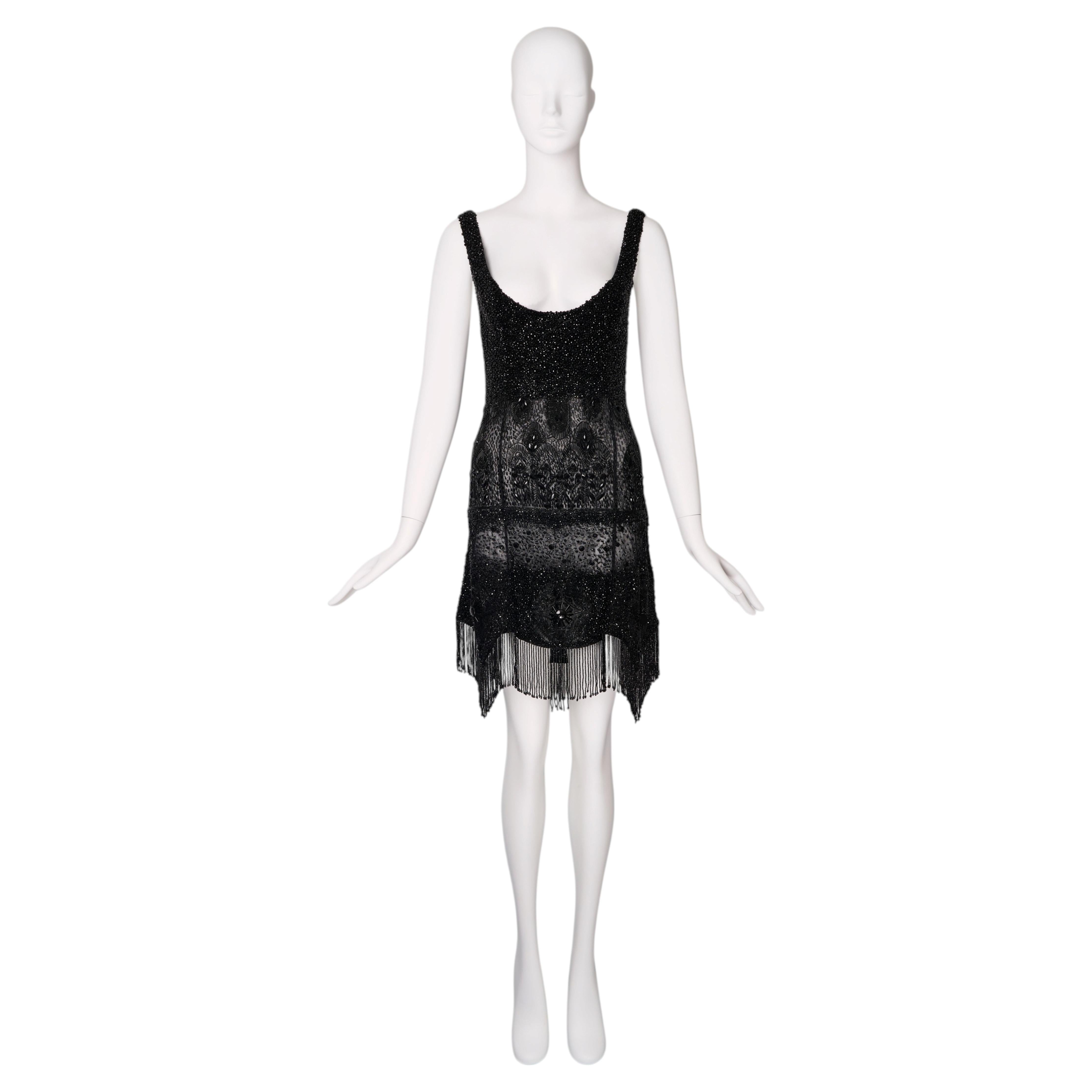 Robe Roberto Cavalli printemps-été 2007, noire, à franges, brodée artisanalement et ornée de perles, référence IT40