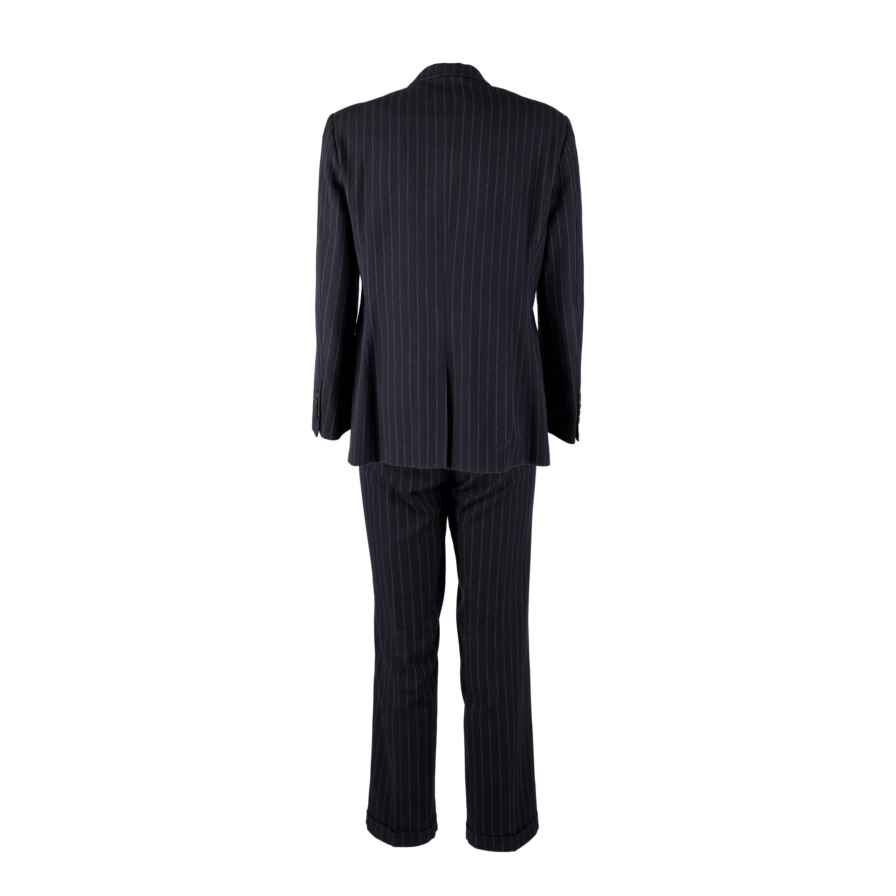 Questo abito classico di Roberto Cavalli è realizzato su misura in un lussuoso mix di lana e cotone e offre una silhouette elegante con strisce bianche. Dettagli come il colletto a revers dentellato con fodera in pelle, due bottoni frontali, tasche,