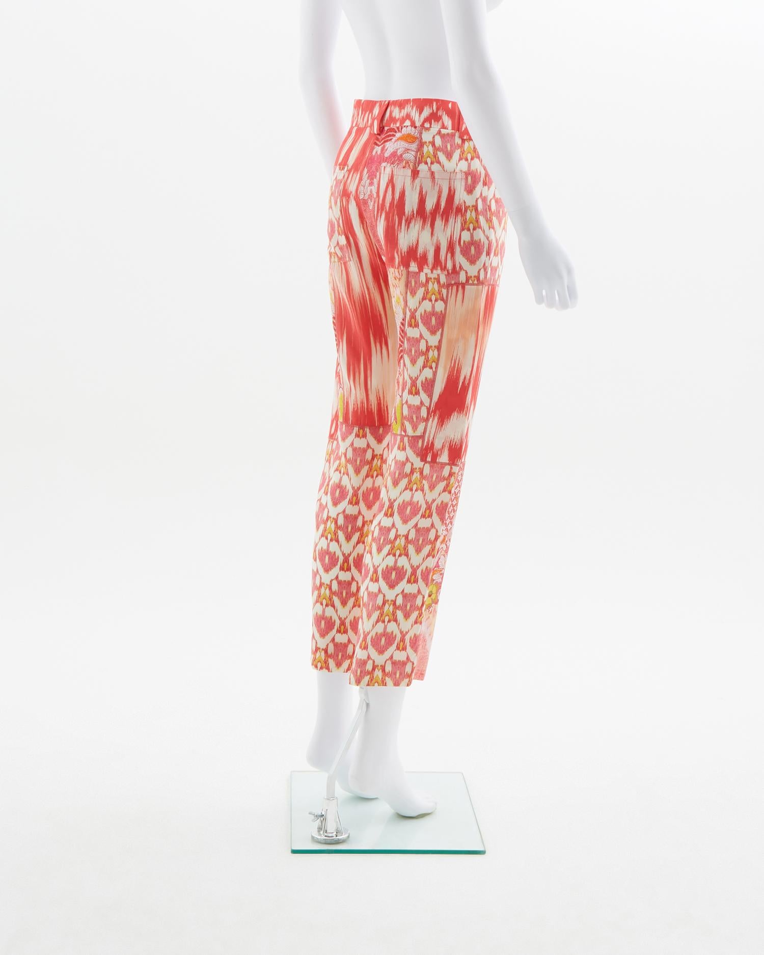 Roberto Cavalli Set aus Oberteil mit Nietenverzierung und bedruckter Seidenhose, Resort 2014 (Beige) im Angebot