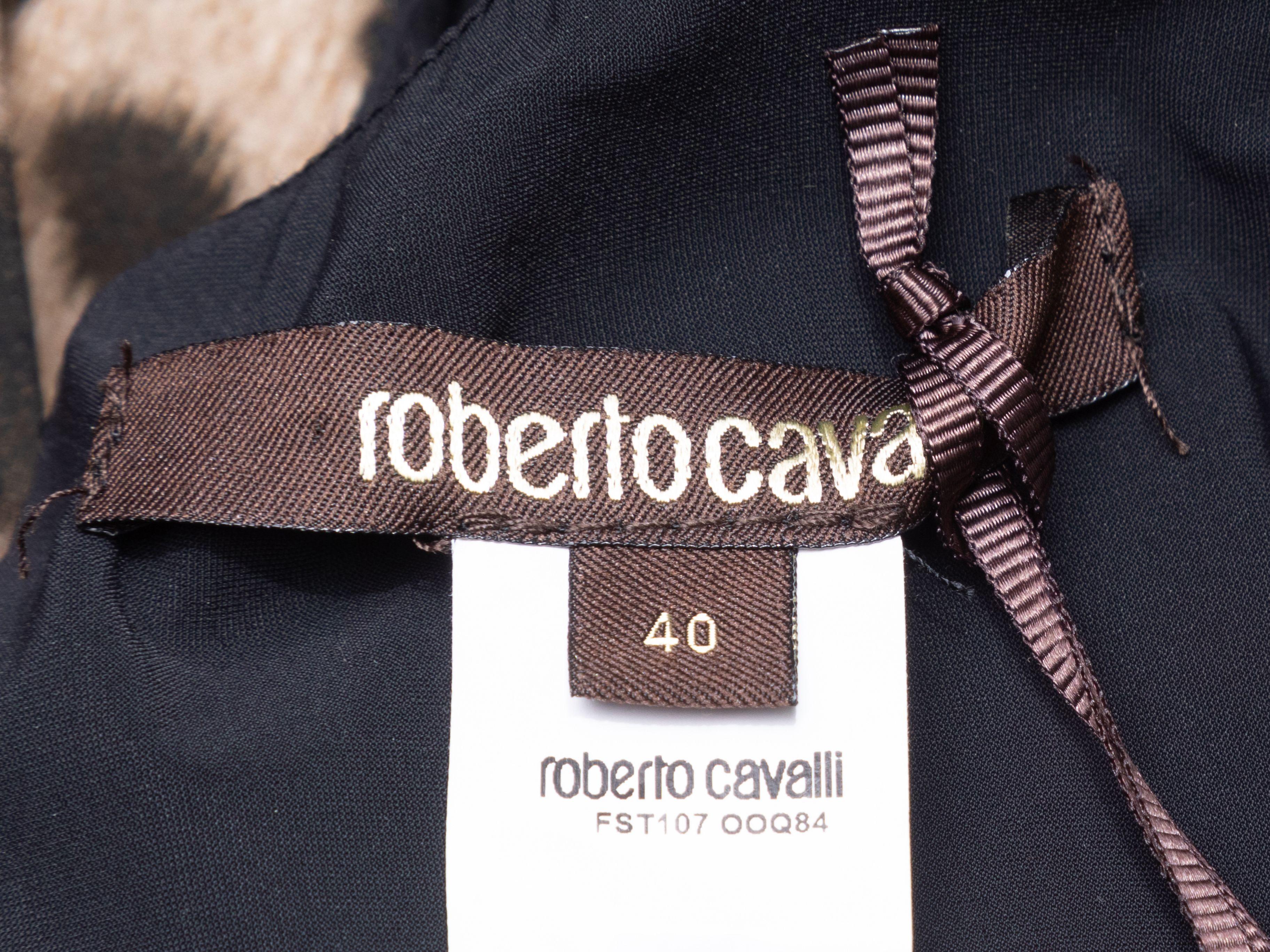 Produkt-Details: Hellbraunes, schwarzes und weißes, ärmelloses Bodycon-Kleid mit Leopardenmuster von Roberto Cavalli. Rundhalsausschnitt. Schlüsselloch im Nacken mit Knopfverschluss. Designer Größe 40. 30