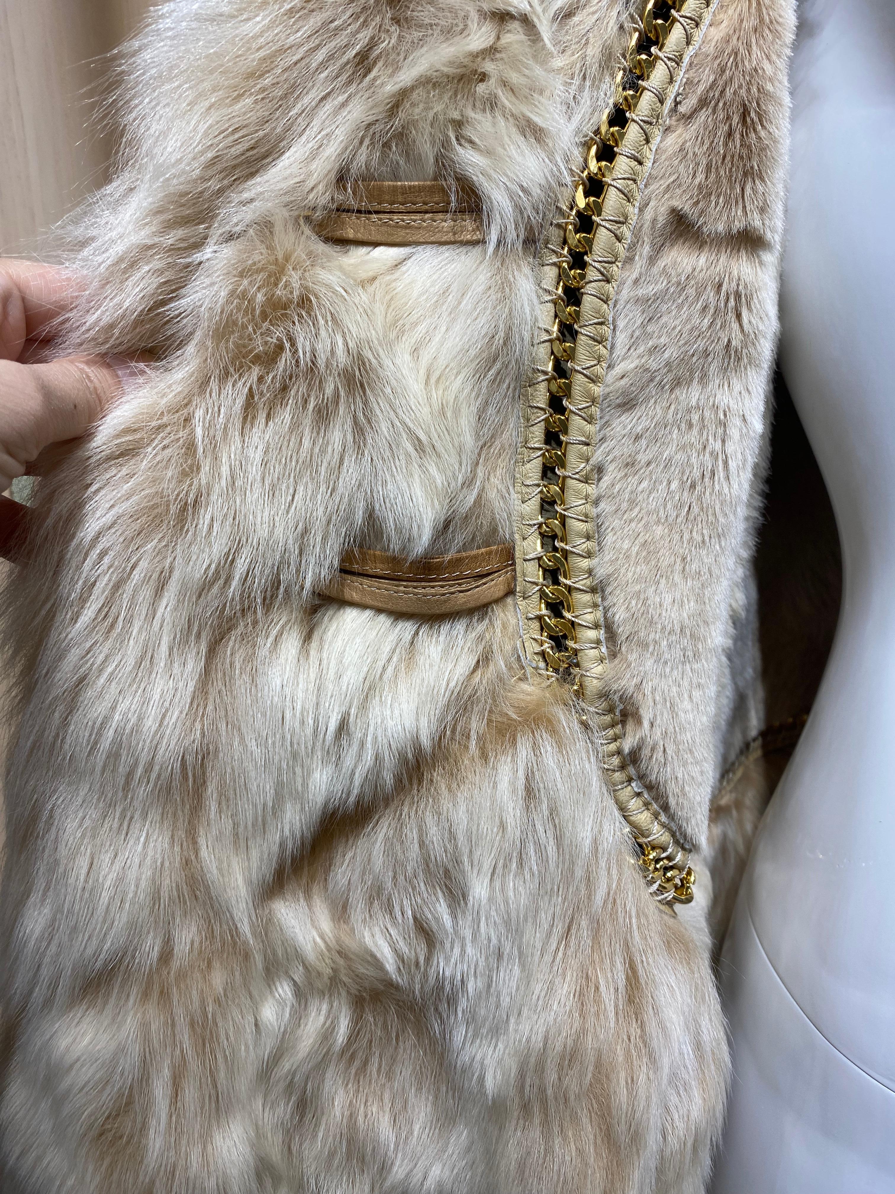 2000s Roberto Cavalli soft suede leather jacket lined in shearling.
Marked Size Medium
Measurement: Shoulder 14.5  / Bust 36”.  / Waist. 34”. / Hip 50” / Sleeve length:29” / 
Jacket length 30”