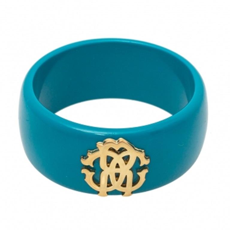 Bound to sit around your wrist and exude beauty, this Roberto Cavalli bracelet is a great buy. It is made from resin and detailed with a gold-tone metal logo medallion. The bracelet has a smooth finish and an appeal that is modern.
