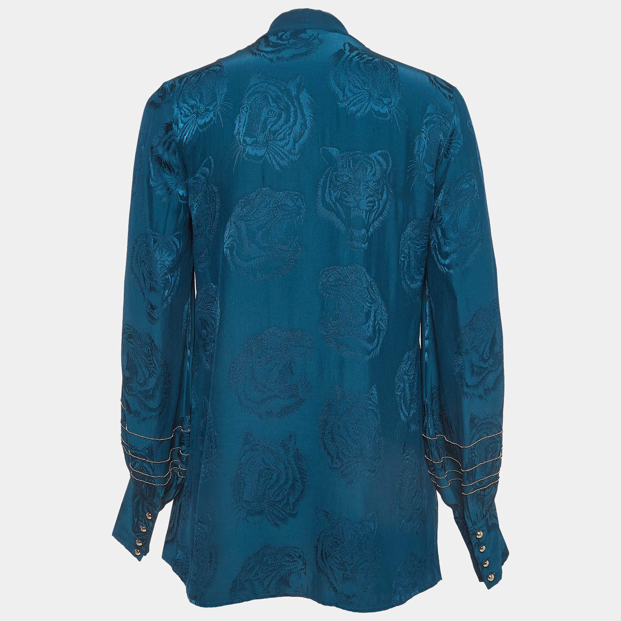 Find great style and comfort while wearing this designer blouse. Tailored using the best fabric the creation has been given immense detail. Style it with trousers and heels.