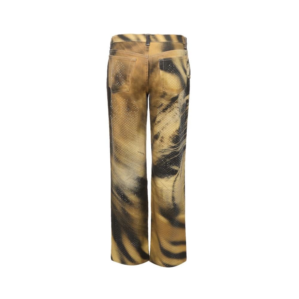 Estos impresionantes vaqueros tigre de Roberto Cavalli del Otoño-Invierno 2000 son la mezcla definitiva de vanguardia y glamour. Con su feroz estampado de tigre, estos vaqueros son toda una declaración de intenciones, perfectos para quienes adoran