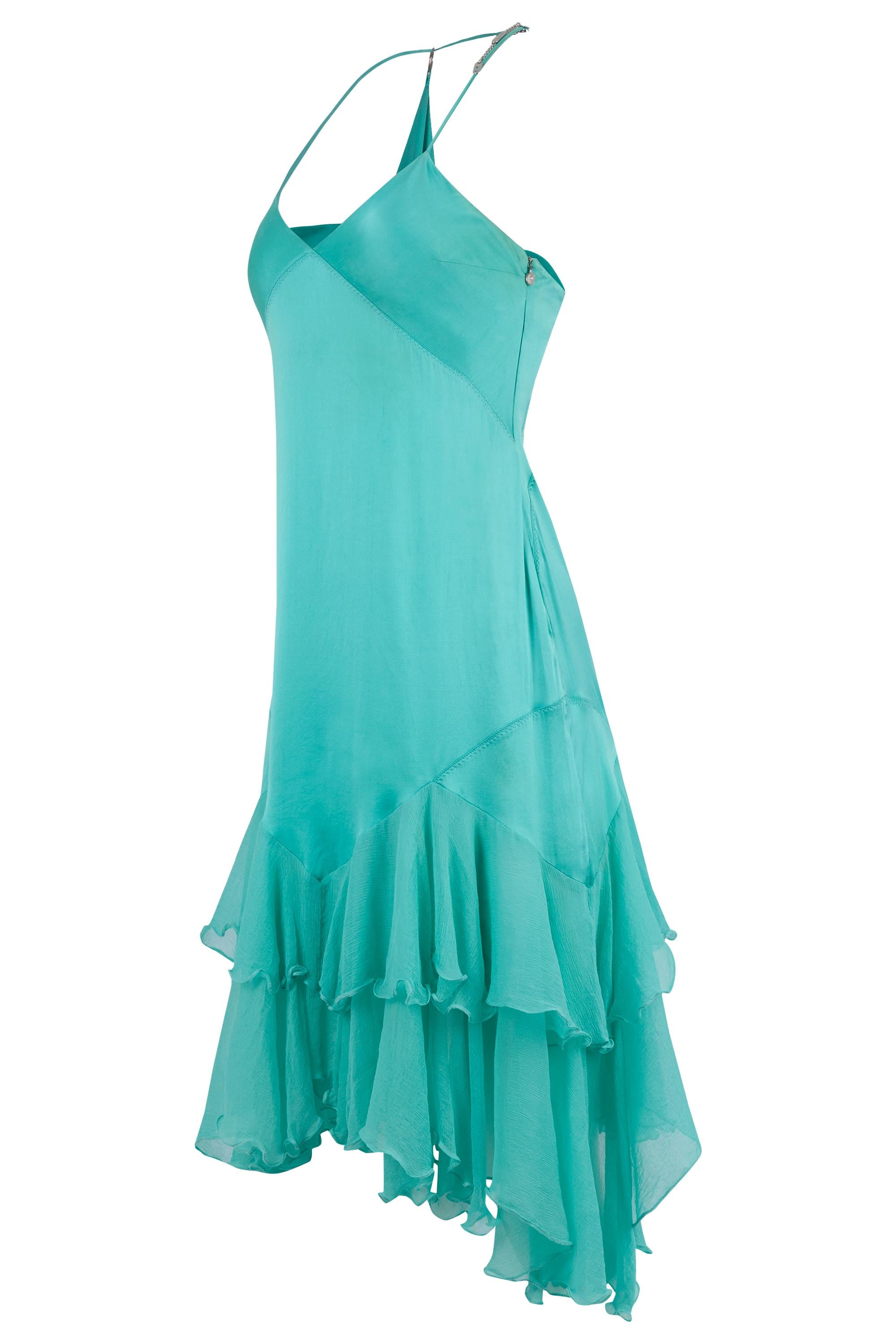 Vintage Roberto Cavalli 2004 Türkisblaues Midikleid aus Seide. Türkisblauer Seidenbody mit schmalen Trägern, Racerback-Stil mit silbernen Beschlägen und halbtransparenten türkisblauen Rüschen am Saum in Midilänge mit unsichtbarem Reißverschluss. In