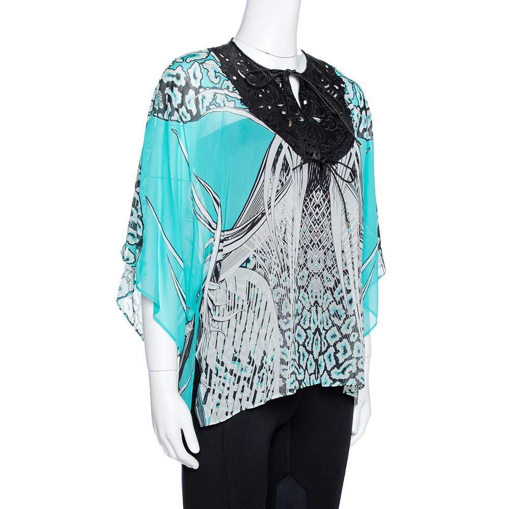 Artistically designed for fashion lovers like you, this Roberto Cavalli kaftan top looks extremely stylish. Ce modèle turquoise a été créé à partir d'un charmant imprimé et est orné d'une bordure en cuir sur l'encolure. Il sera parfait avec un