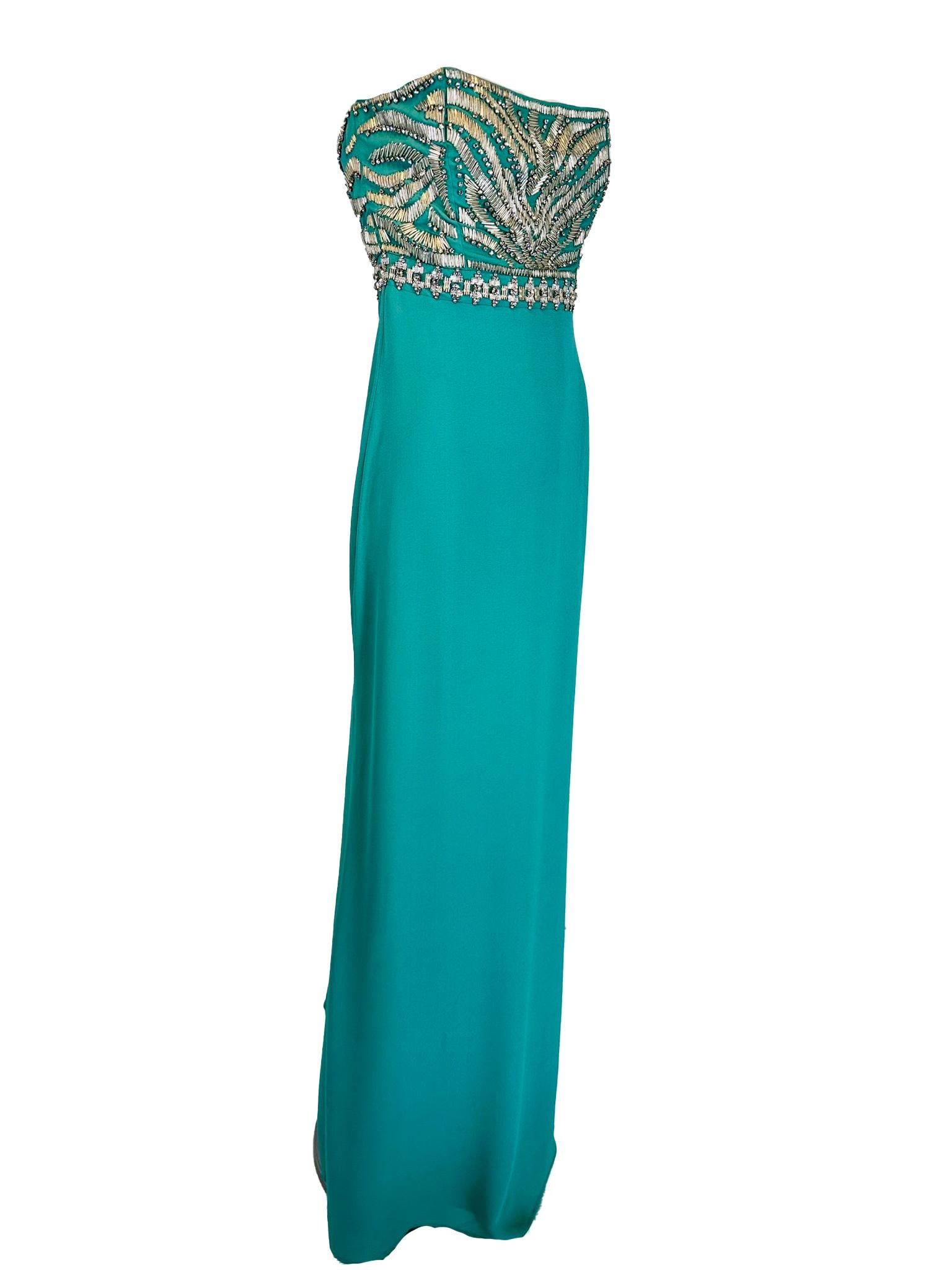 Vestido de noche Roberto Cavalli de seda turquesa, sin tirantes, con un corpiño de pedrería de cristal 42. Precioso vestido con un estrecho corpiño imperio cubierto de pedrería de cristal y cuentas de metal plateado. El vestido, cortado al bies, es