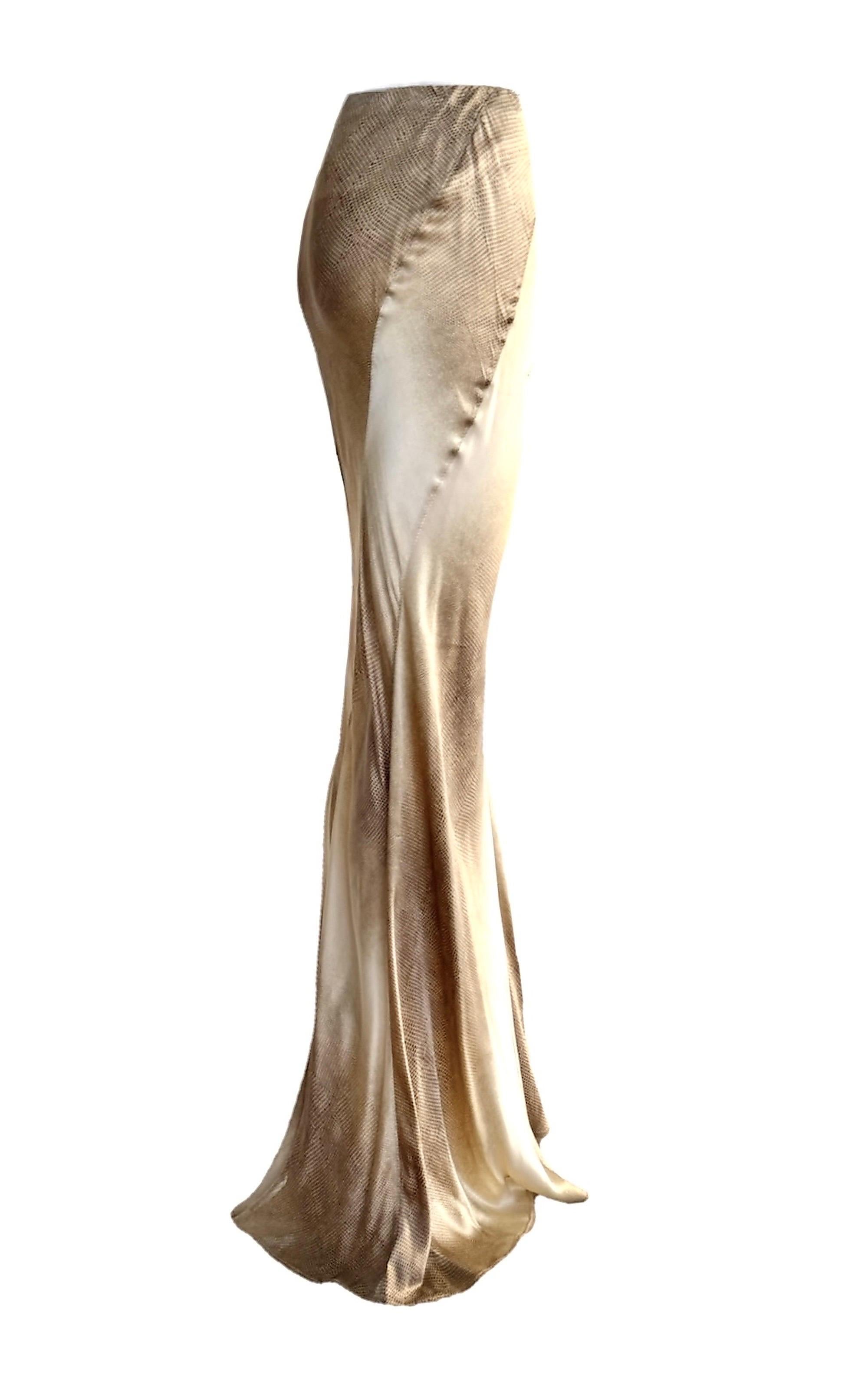 Roberto Cavalli Maxirock im Vintage-Stil aus den 2000er Jahren aus leichter Seide mit Python-Print und sanft gemischten neutralen Farbverläufen. Der fließende Schnitt umspielt die Hüften, bevor er in einen Saum im Meerjungfrauen-Stil ausläuft und