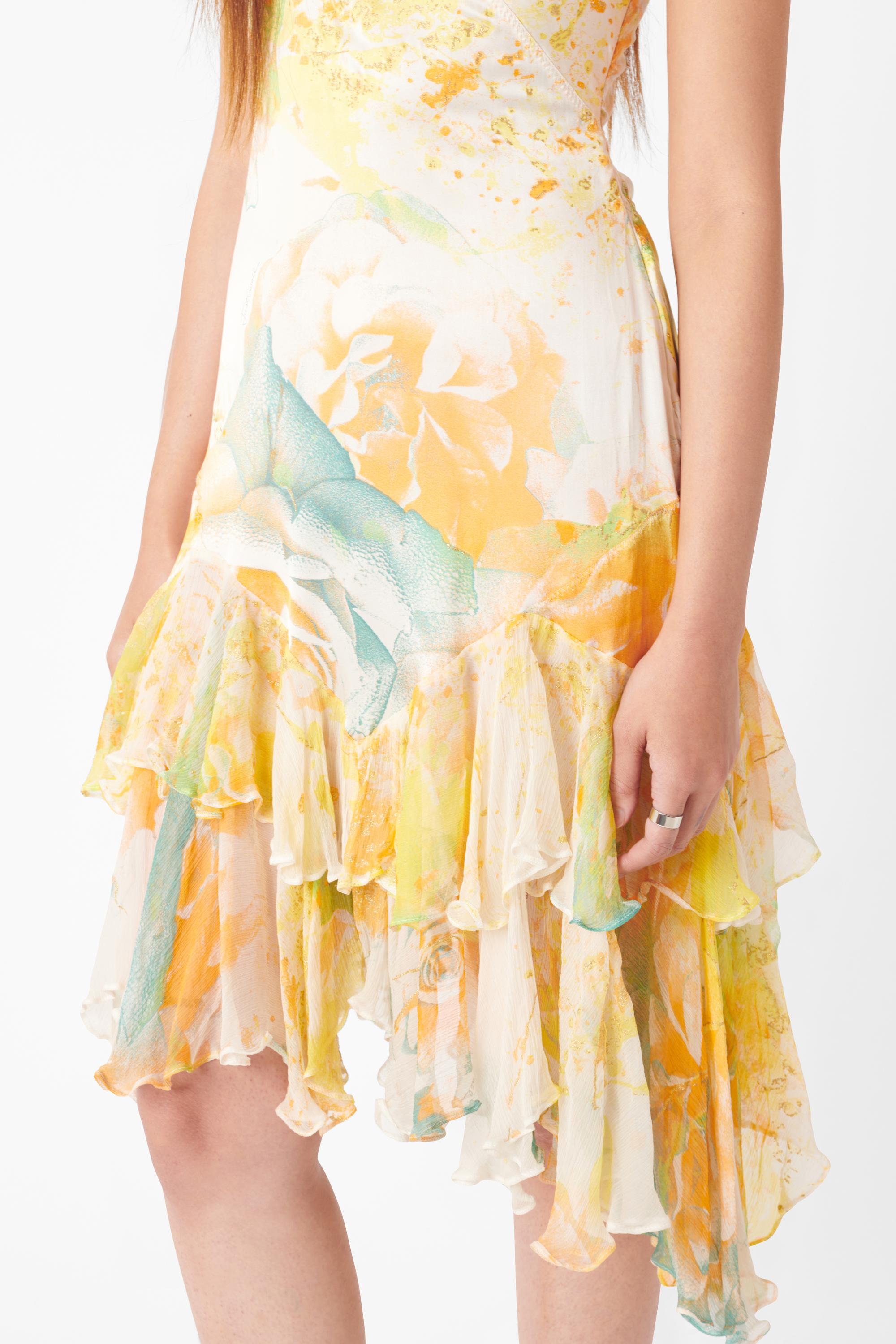 Vintage Roberto Cavalli 2004 robe midi en soie jaune imprimée. Le corps est en soie avec des bretelles fines, un dos nageur avec des accessoires argentés et des volants semi-transparents à l'ourlet, le tout dans une longueur midi avec une fermeture