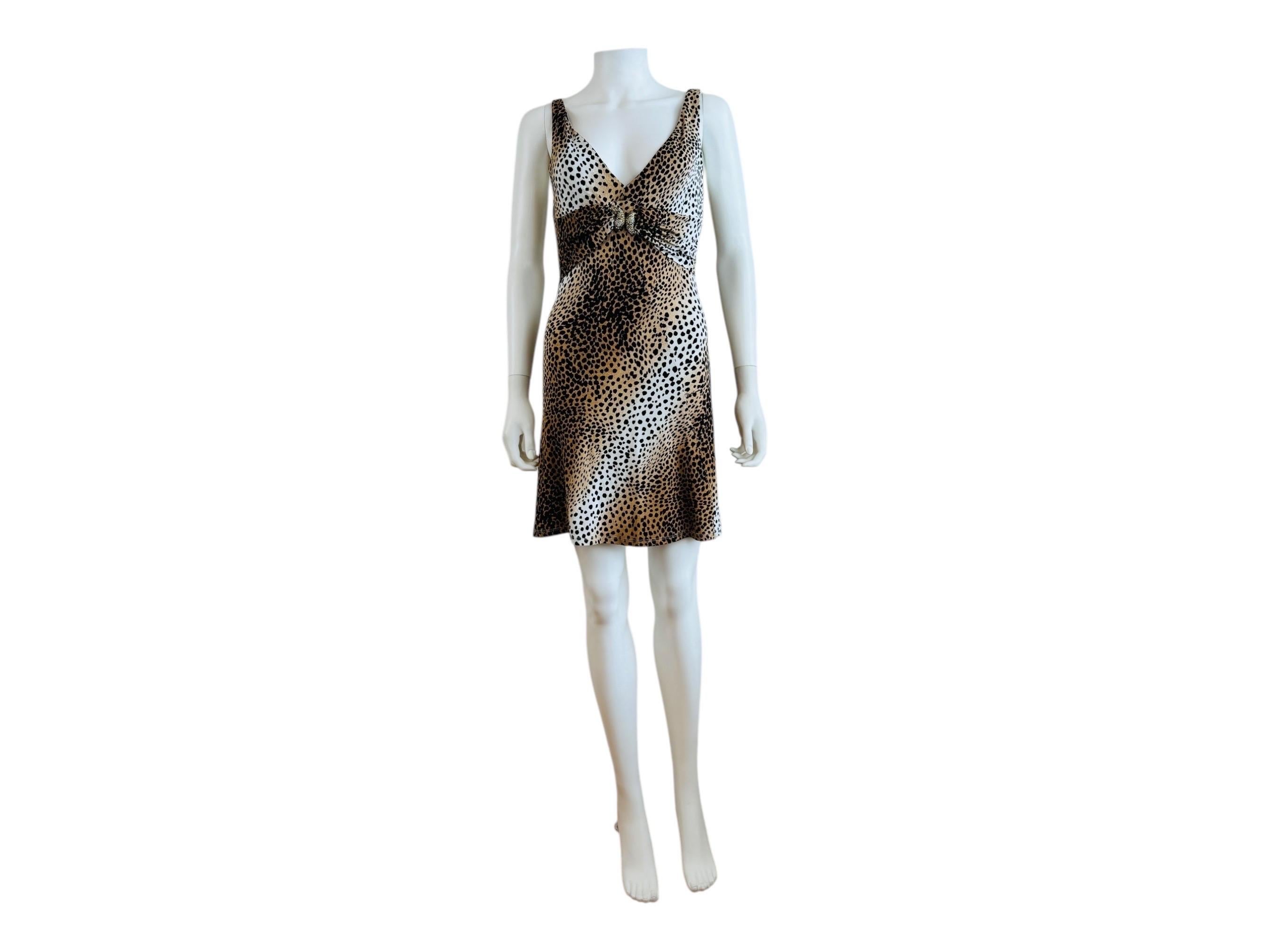Vestido Vintage Roberto Cavalli
Tejido de punto de viscosa elástico con estampado de guepardo
Escote en V
Detalle bajo el pecho con dos cabezas de serpiente de strass + oro
Estilo entallado con dobladillo acampanado
Deslizamientos por encima de la