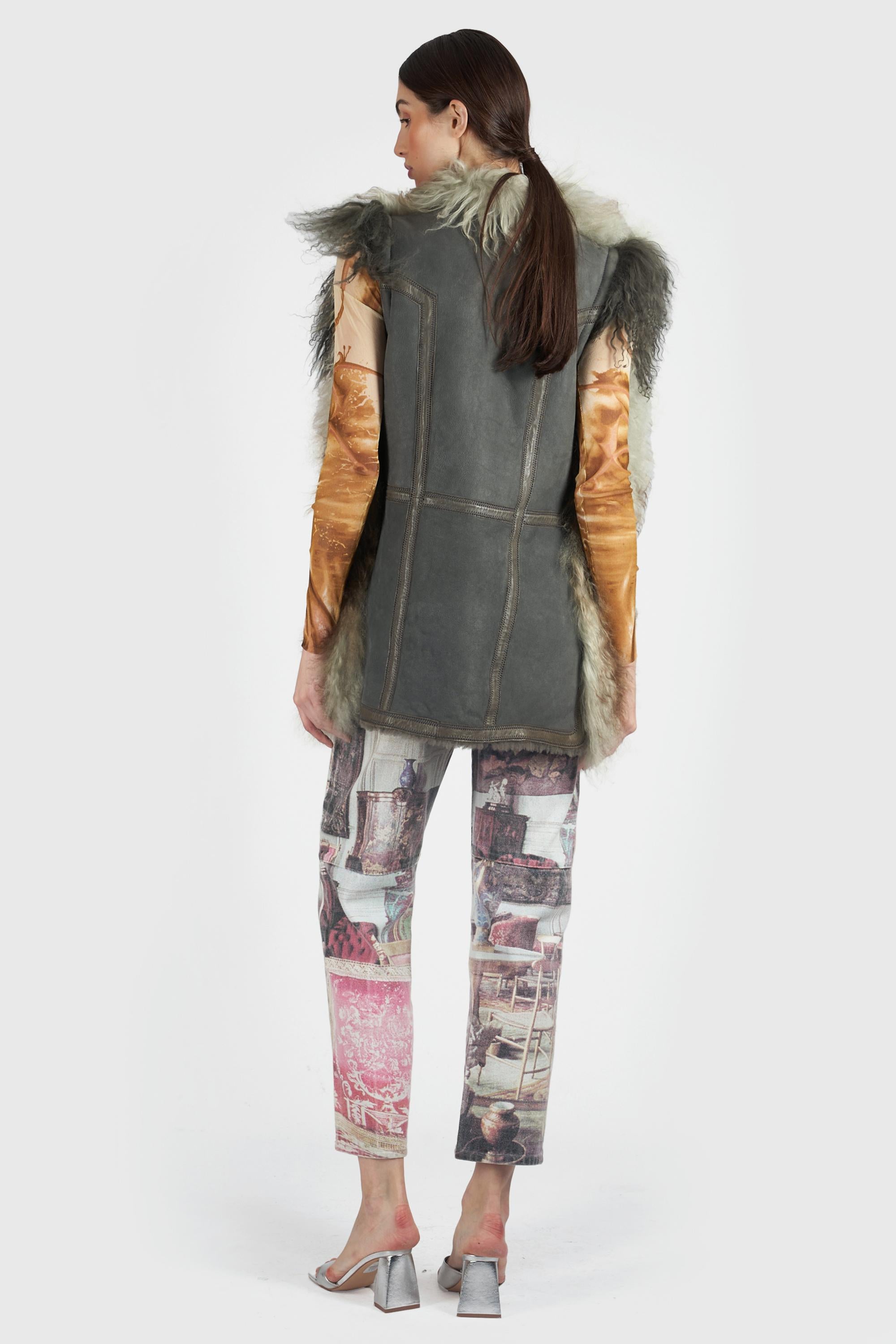 We are excited to present Just Cavalli F/W 2012 gilet. Features lamb fleece lining. In excellent vintage condition.

Label size: 42 IT
Modern size: UK: 8 to 10, US: 4 to 6, EU: 38 to 40
Fabric: Lamb fur, Goat leather, Viscose
Measurements when laid