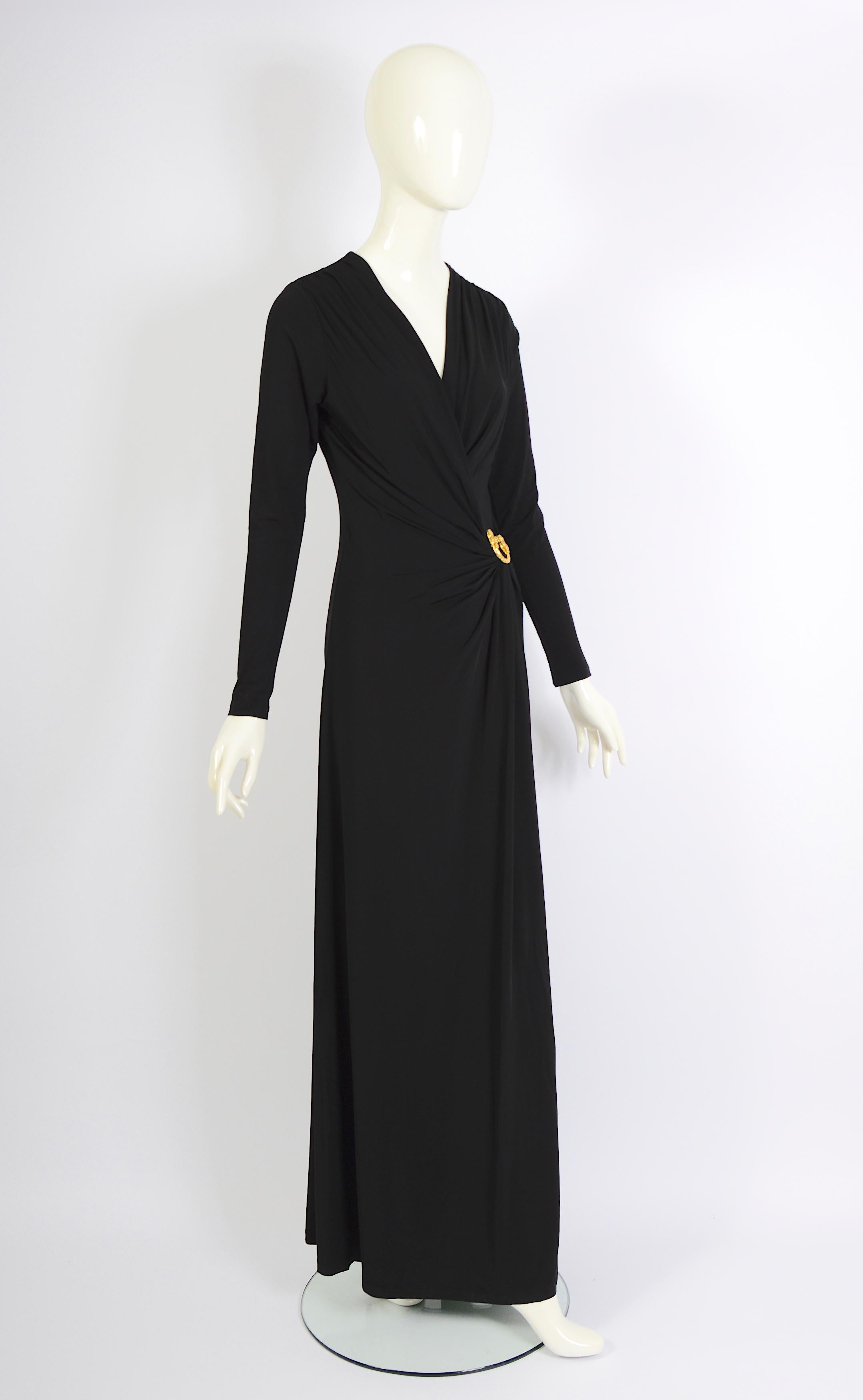 Roberto Cavalli - Vestito da sera vintage anni '90 con spilla e drappeggio in jersey nero  
Etichettata come taglia S, la nostra bambola è una perfetta taglia 36 francese. Questo abito è versatile e può adattarsi comodamente a varie taglie, dalla 36
