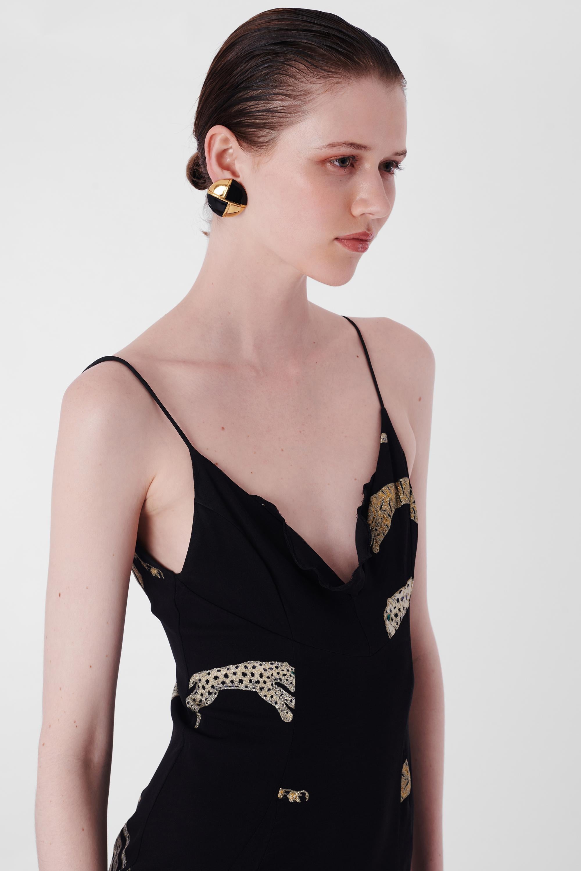 Roberto Cavalli A/I 2002 Maxi Abito Bodycon con stampa ghepardo. Presenta una stampa ghepardo metallizzata, spalline e orlo a sirena. In eccellenti condizioni vintage.

Marchio: Roberto Cavalli
Taglia: UK 8
Colore: Multi
Dimensioni dell'etichetta:
