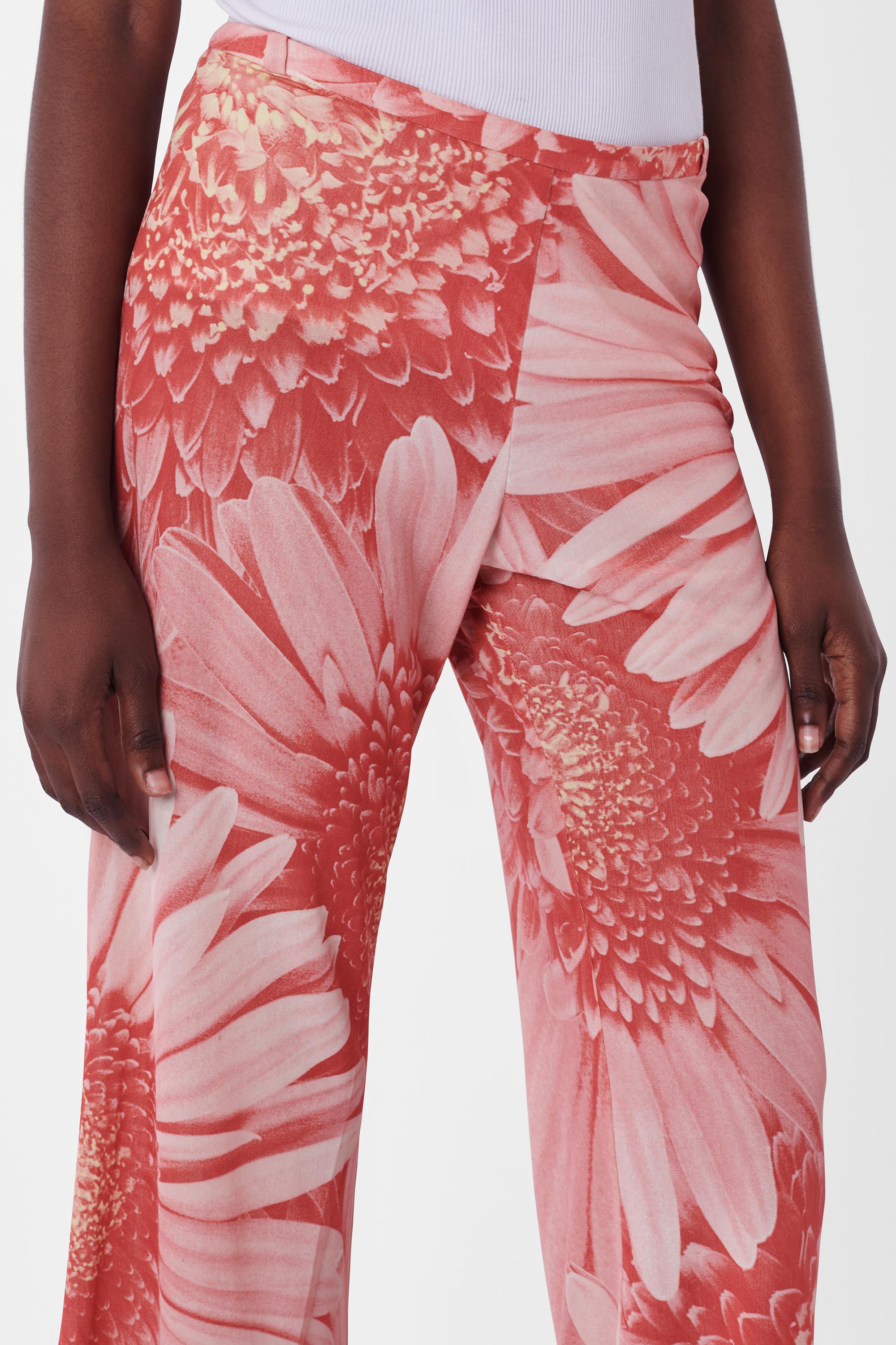 We are excited to present this Roberto Cavalli S/S 2000's Pink Floral Silk Trousers. Features a wide leg and low rise, concealed side zipper and belt loops. In excellent vintage condition. Authenticity guaranteed.

Label size: Medium
Modern size: UK