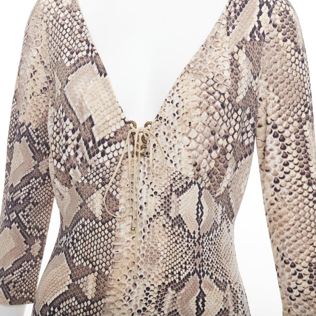 ROBERTO CAVALLI Abito vintage in pelle squamata con dettaglio in pizzo e collo a V IT42 M.
Riferimento: CAKK/A00036
Marchio: Roberto Cavalli
Materiale: Poliammide, misto
Colore: kaki
Modello: Stampa animalier
Chiusura: Allacciatura: Up & Up
Fodera: