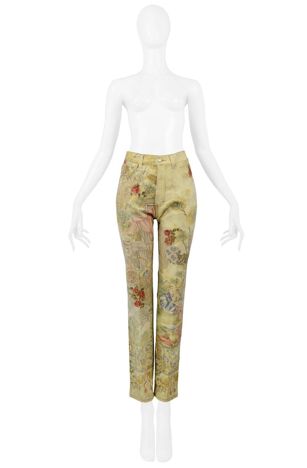 Resurrection è lieta di offrire un paio di pantaloni vintage a vita alta in denim giallo pallido di Roberto Cavalli con stampa floreale e figure all-over in stile vittoriano con toppe applicate in pelle scamosciata, cerniera centrale anteriore con