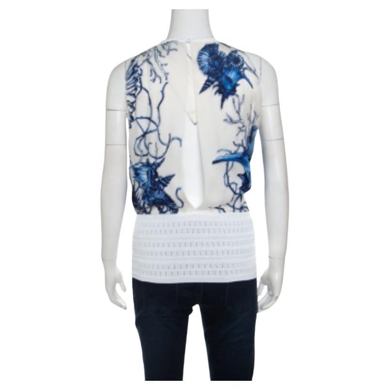 Pensez à la créativité et Roberto Cavalli vous apporte ce haut artistique pour faire une déclaration audacieuse. Ce haut sans manches est réalisé dans un mélange de tissus et présente un ravissant motif imprimé blanc et bleu au dos, avec des détails