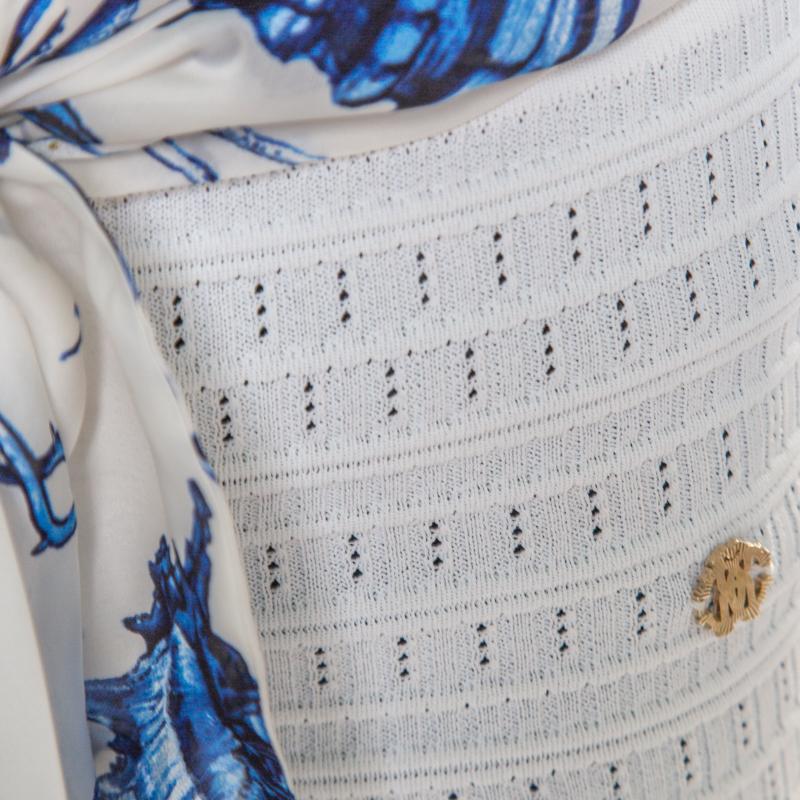 Roberto Cavalli Weißes und blaues ärmelloses Top mit bedrucktem Ausschnitt und Krawatte an der Rückseite S im Zustand „Gut“ im Angebot in Dubai, Al Qouz 2