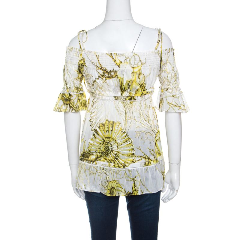 A timeless companion to your skinny pants and casual jeans, this lovely top from Roberto Cavalli is a refreshing style you wanted since long. It is crafted from durable and lightweight cotton and carries a white hue which is accented with