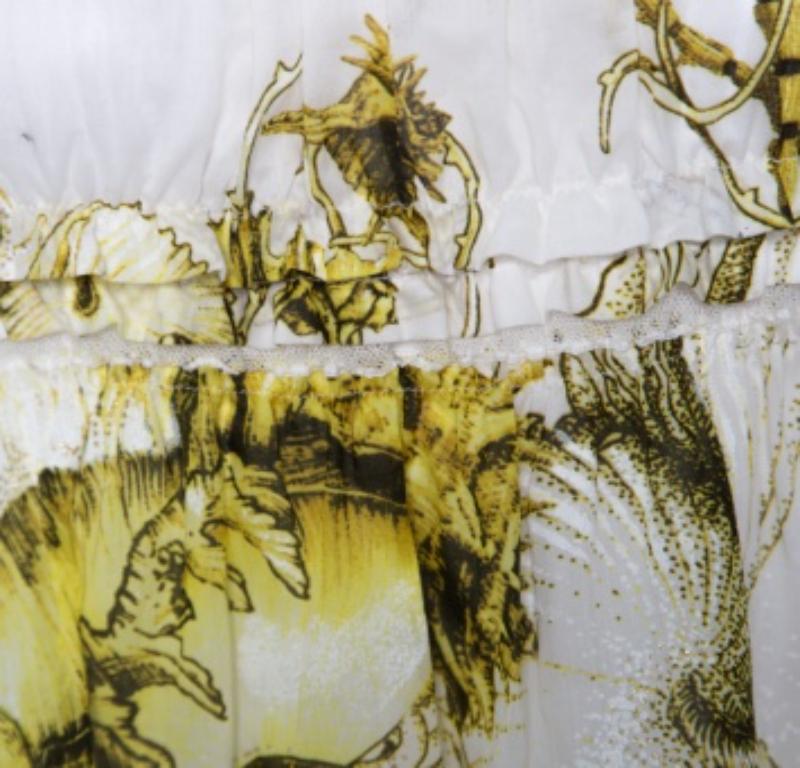 Chemisier à épaules dénudées Roberto Cavalli en coton imprimé floral blanc et jaune M Bon état - En vente à Dubai, Al Qouz 2