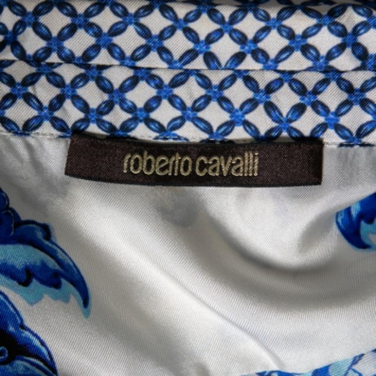 Questa camicia di Roberto Cavalli è all'insegna del comfort e dell'eleganza. Realizzato in seta, presenta stampe floreali blu su una base bianca e maniche lunghe con colletto classico. Completo di chiusura con bottoni, si abbina a fondi neri.