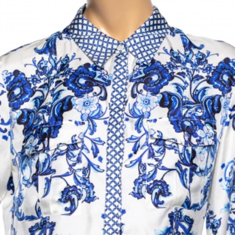 Roberto Cavalli Camicia a maniche lunghe con stampa floreale bianca e blu L.L.A. In condizioni buone in vendita a Dubai, Al Qouz 2