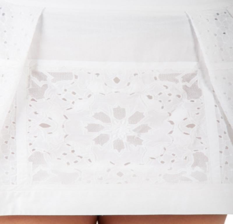 Gris Mini-jupe blanche Broderie Anglaise en coton et dentelle Roberto Cavalli S en vente