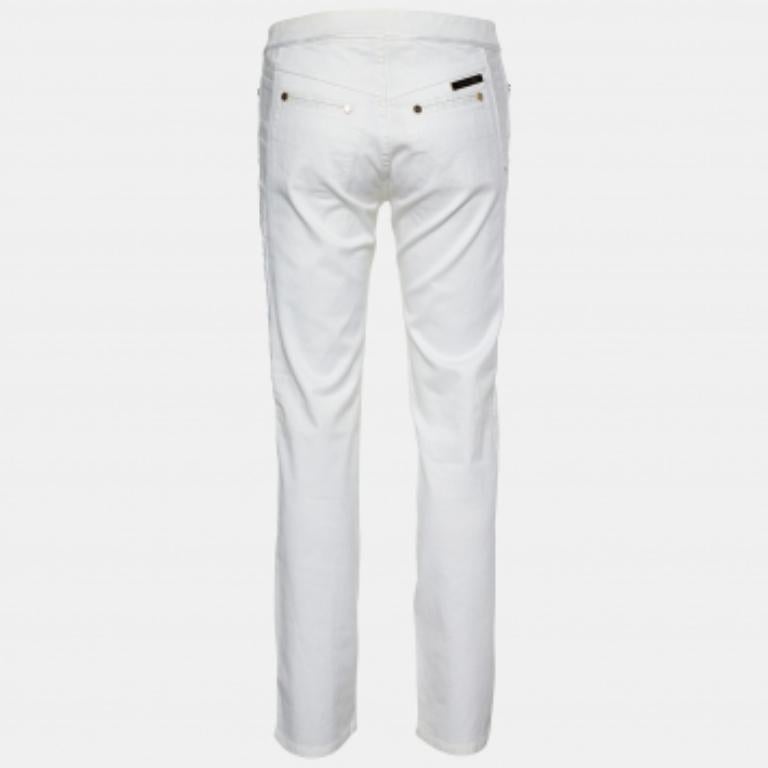Les jeans confortables et élégants comme celui-ci sont une nécessité pour la garde-robe ! Ce jean de Roberto Cavalli est très élégant et chic ! Elles sont confectionnées en denim blanc et présentent une silhouette droite. Ce jean est doté de quatre