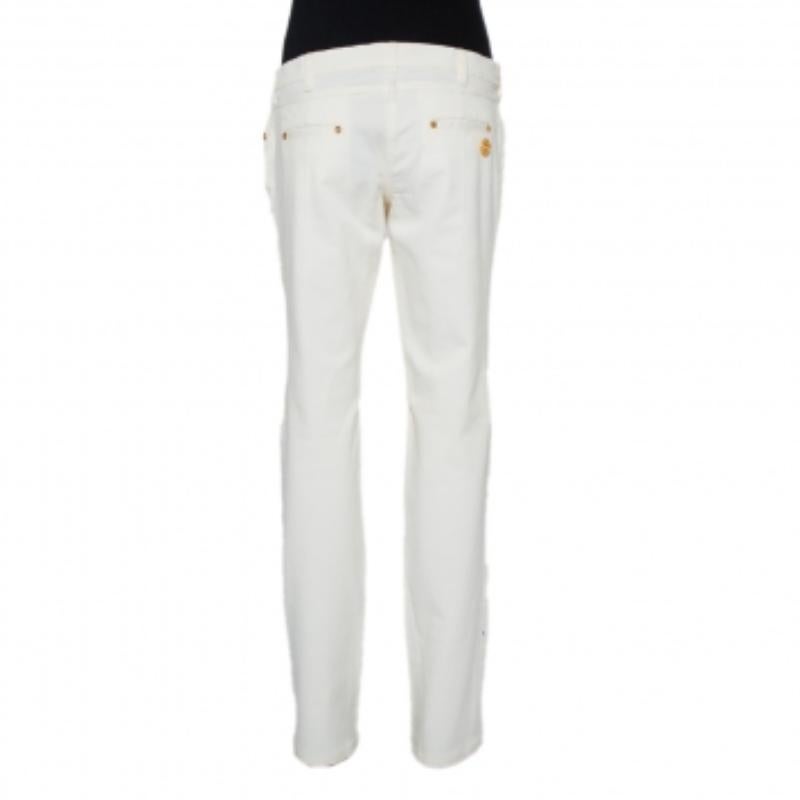 A must-have for your casual wardrobe, these Roberto Cavalli jeans are made of a cotton blend thus offering a comfortable wearing experience. The white pair comes with a straight leg fit, multiple pockets, and front zip closure.
